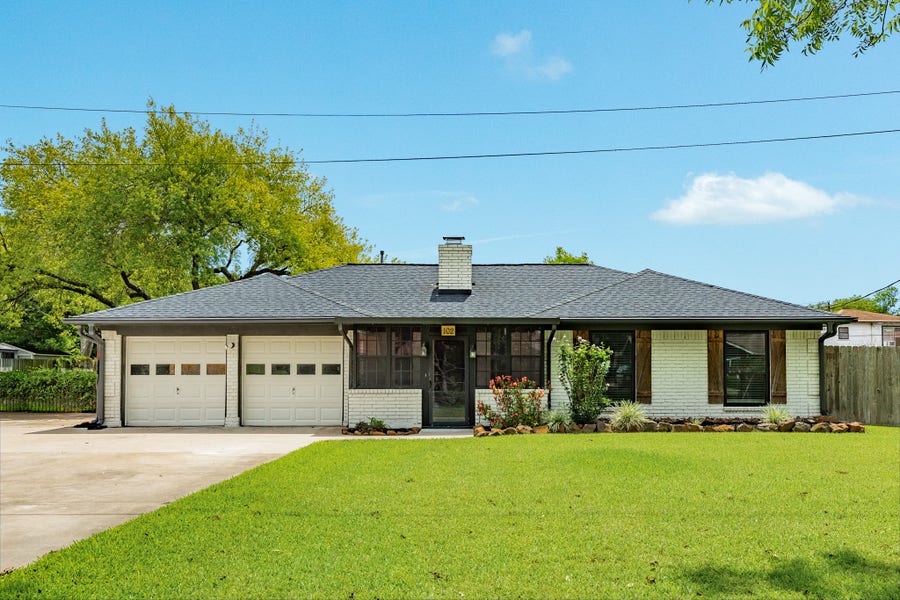 Property photo for 102 Turner Street, Clute, TX