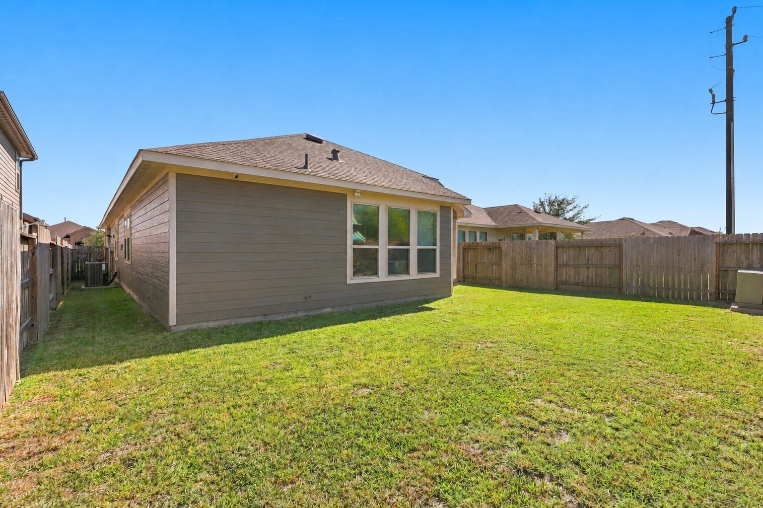 7814 Tindarey Maple Trace, Richmond, TX 77407 Wide rear yard with open lawn space and convenient access to the covered patio