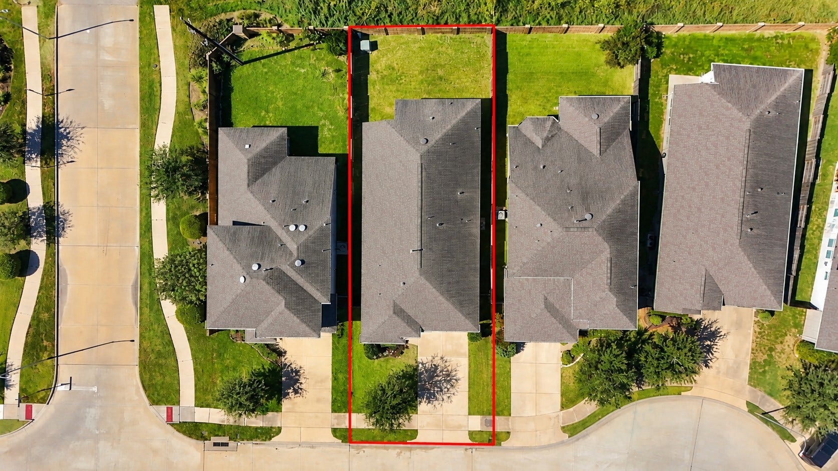 7814 Tindarey Maple Trace, Richmond, TX 77407 Overhead view outlines the property's lot, single-story footprint, driveway, and fenced backyard.