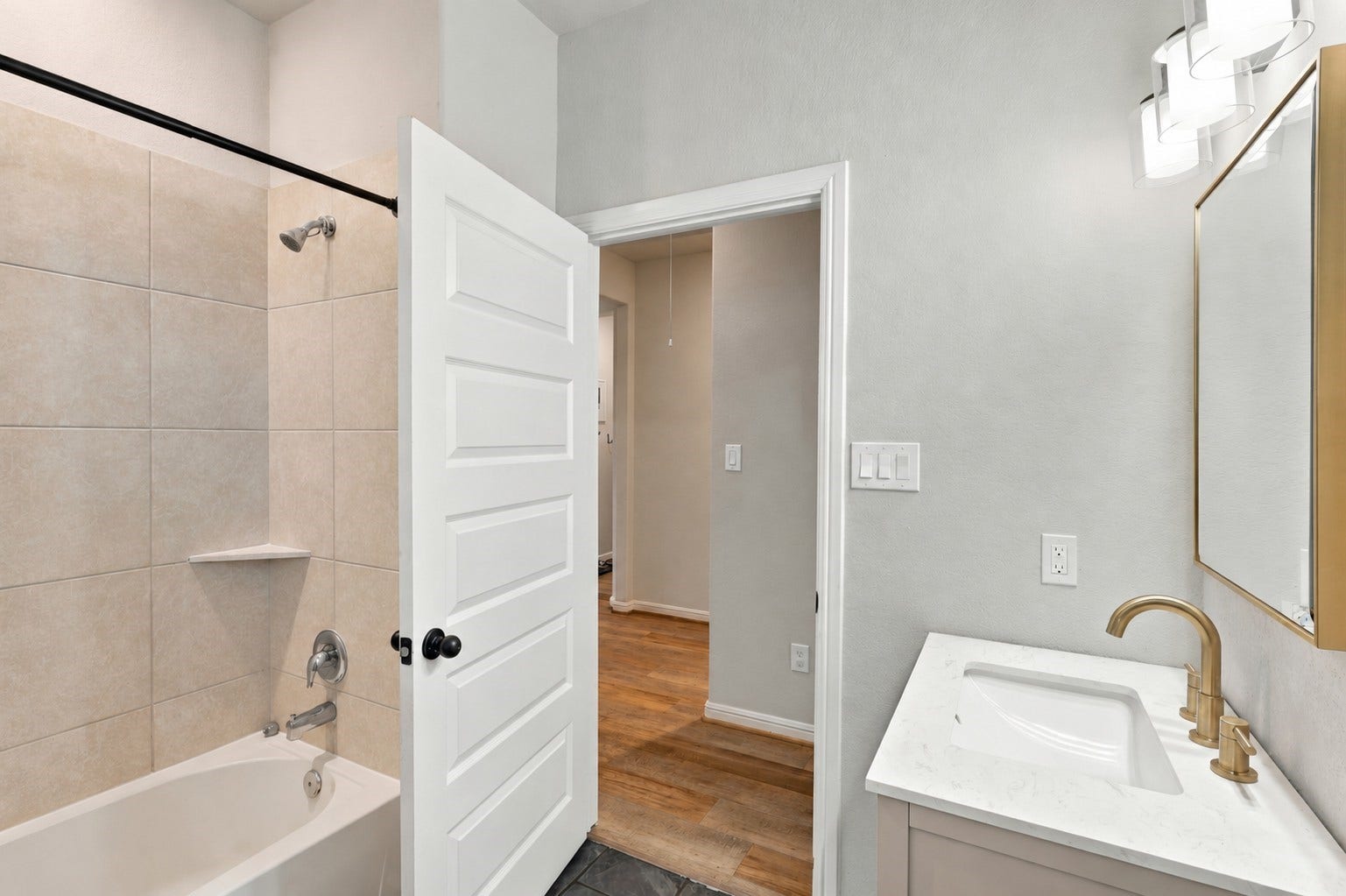 7814 Tindarey Maple Trace, Richmond, TX 77407 Full secondary bath with a tiled tub/shower combination and convenient hallway access.