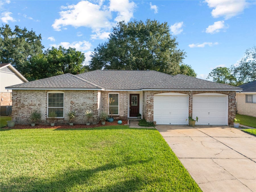 Property photo for 2303 Mimosa Court, League City, TX