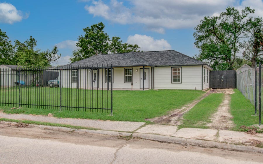 Property photo for 12642 Alice Ln, South Houston, TX
