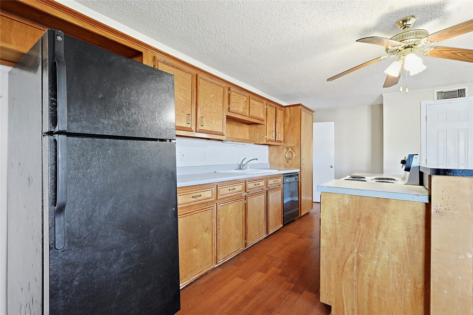 434 Pompano Street, Bayou Vista, TX 77563 Refrigerator included