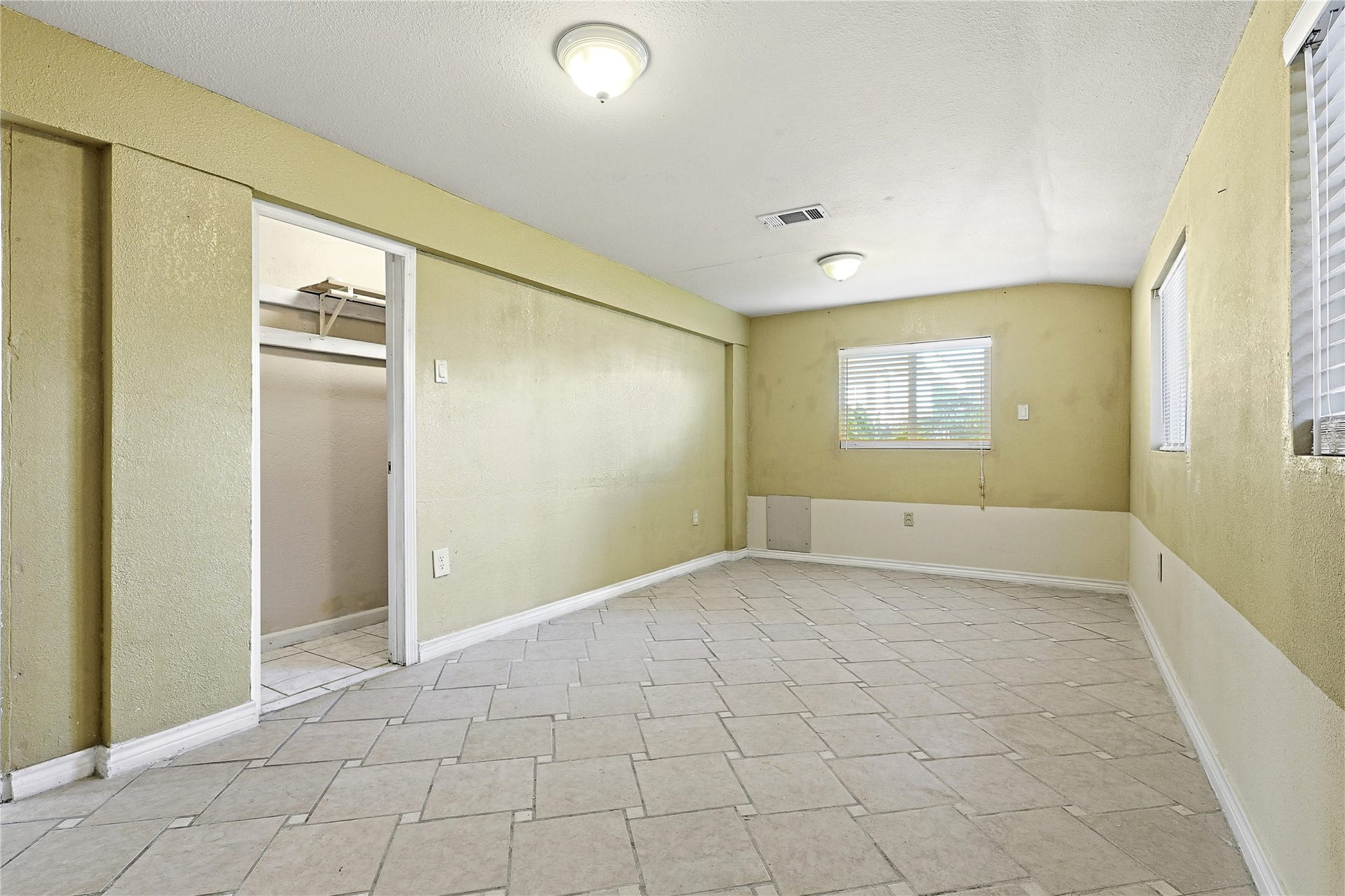 434 Pompano Street, Bayou Vista, TX 77563 Very spacious bedroom on the first floor