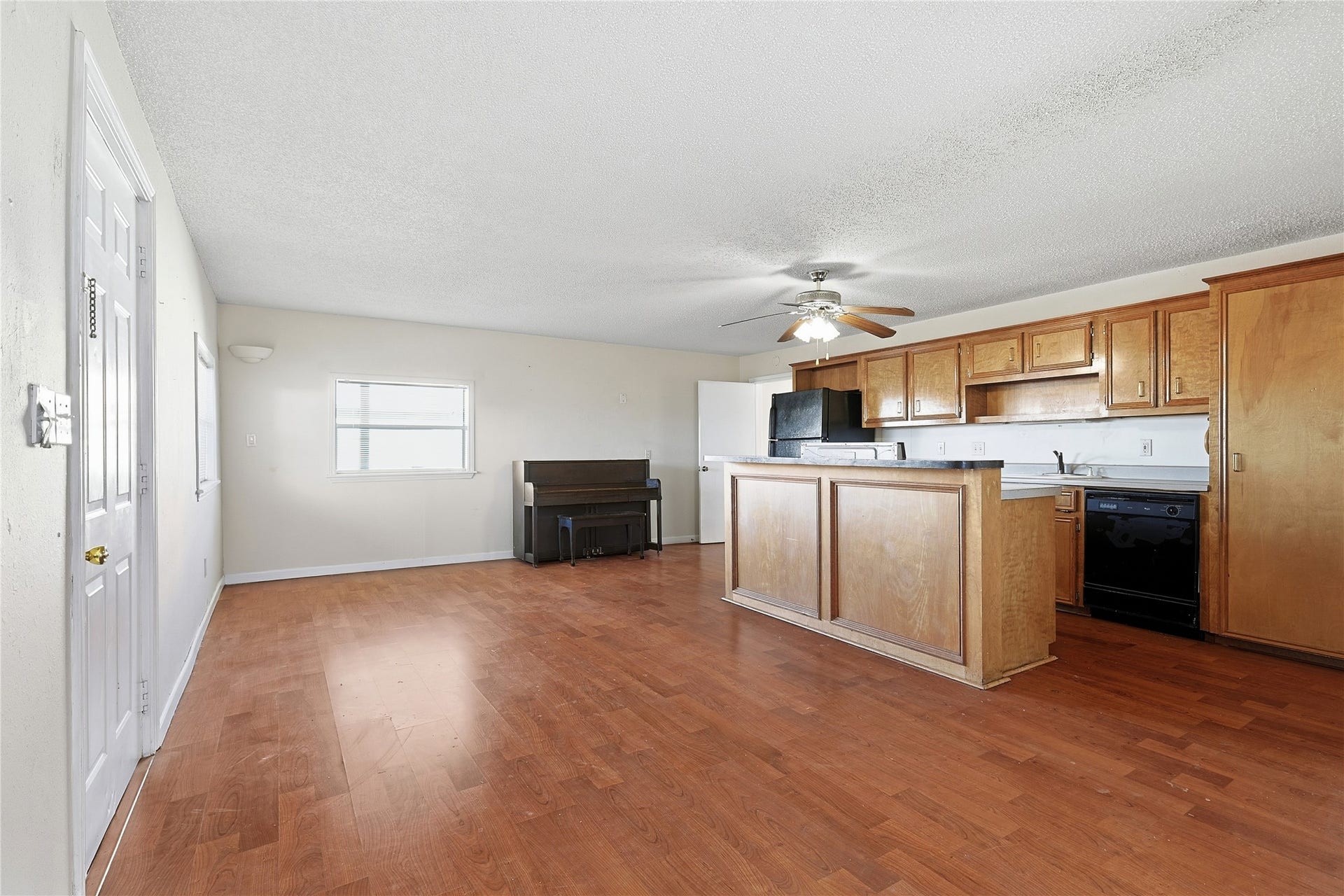 434 Pompano Street, Bayou Vista, TX 77563 Open concept living and kitchen