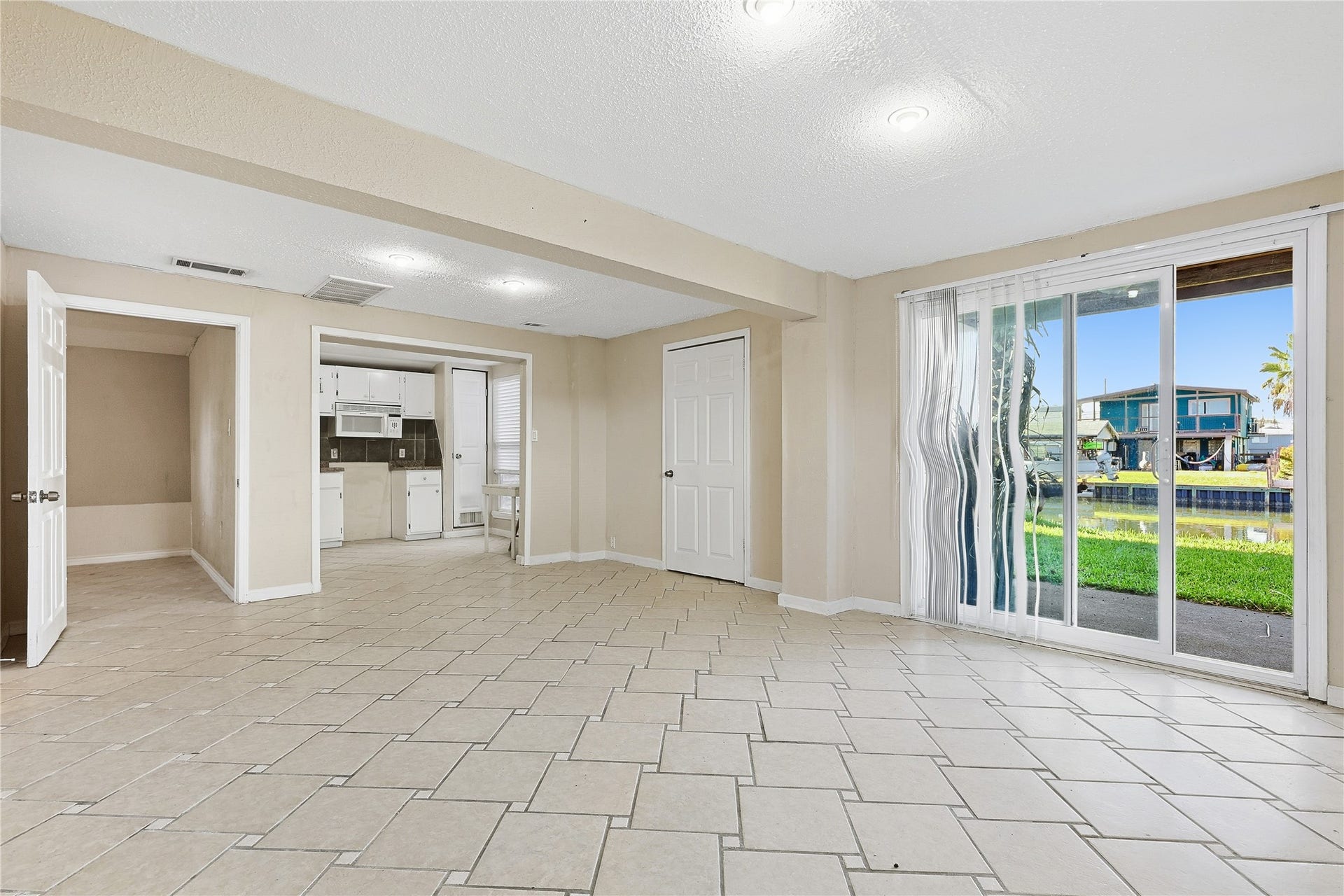 434 Pompano Street, Bayou Vista, TX 77563 Large living area open to kitchen