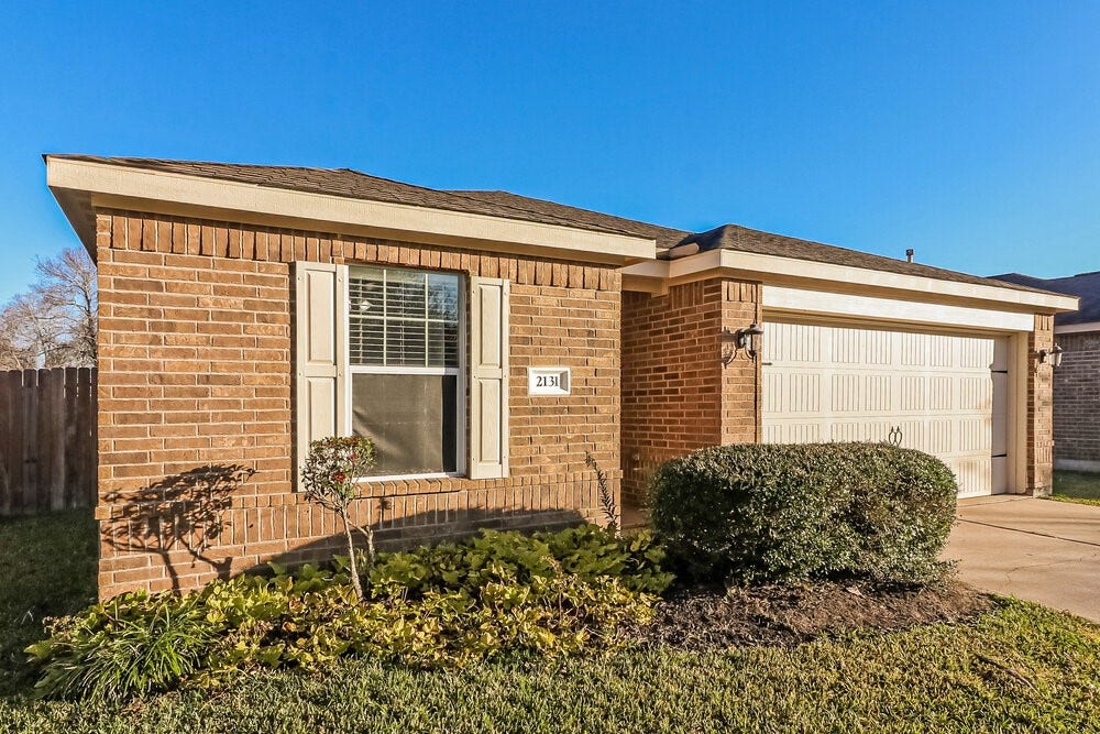 2131 Golden Topaz Drive, Rosharon, TX 77583 2131 Golden Topaz Drive, Rosharon, TX 77583