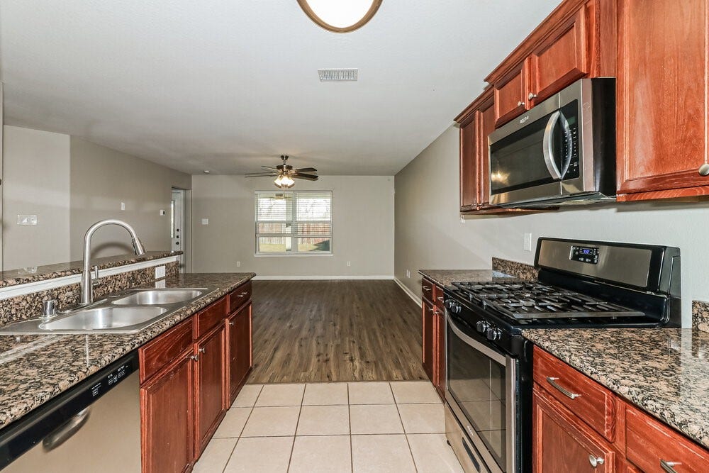 2131 Golden Topaz Drive, Rosharon, TX 77583 2131 Golden Topaz Drive, Rosharon, TX 77583