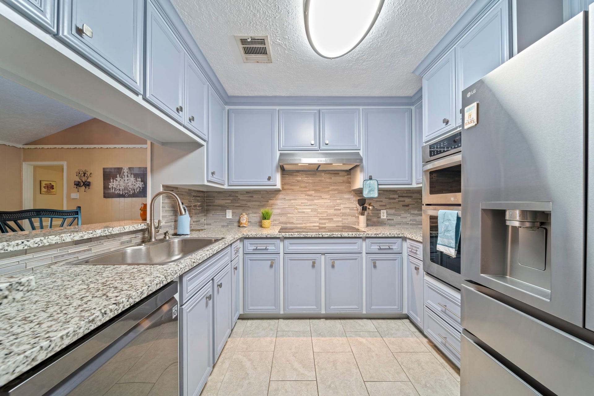 3805 Darling Avenue, Pasadena, TX 77503 A chef's delight, this upgraded kitchen features granite counters, mosaic tile backsplash, updated cabinetry, and stainless appliances!