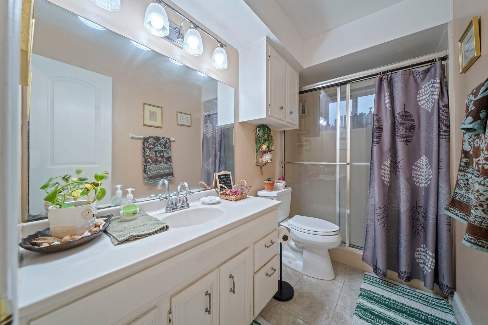 3805 Darling Avenue, Pasadena, TX 77503 Lovely secondary bathroom - perfect for family & guests!