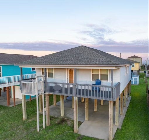 1426 Bluewater Highway, Surfside Beach, TX 77541 convenient cargo lift on the rear of he home