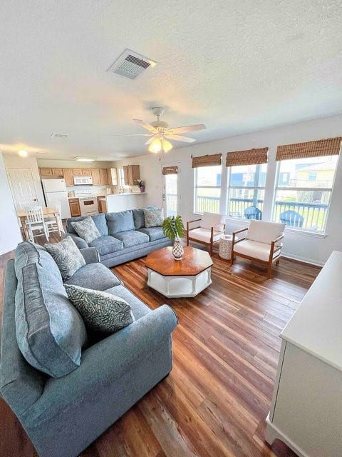 1426 Bluewater Highway, Surfside Beach, TX 77541 spacious and light filled living room