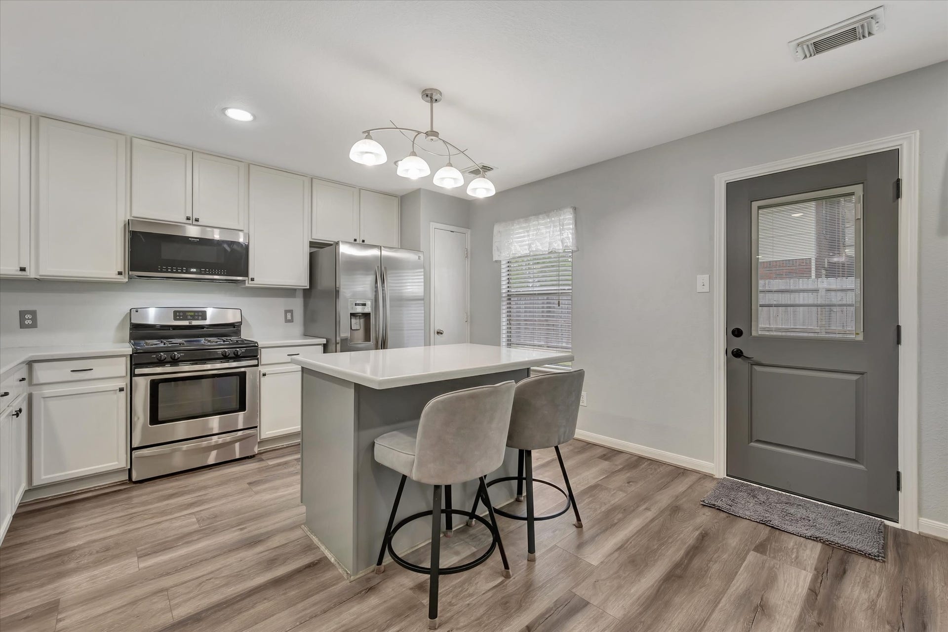 4802 Quiet Canyon Drive, Friendswood, TX 77546 Light and bright with plenty of room for multiple cooks to move around!