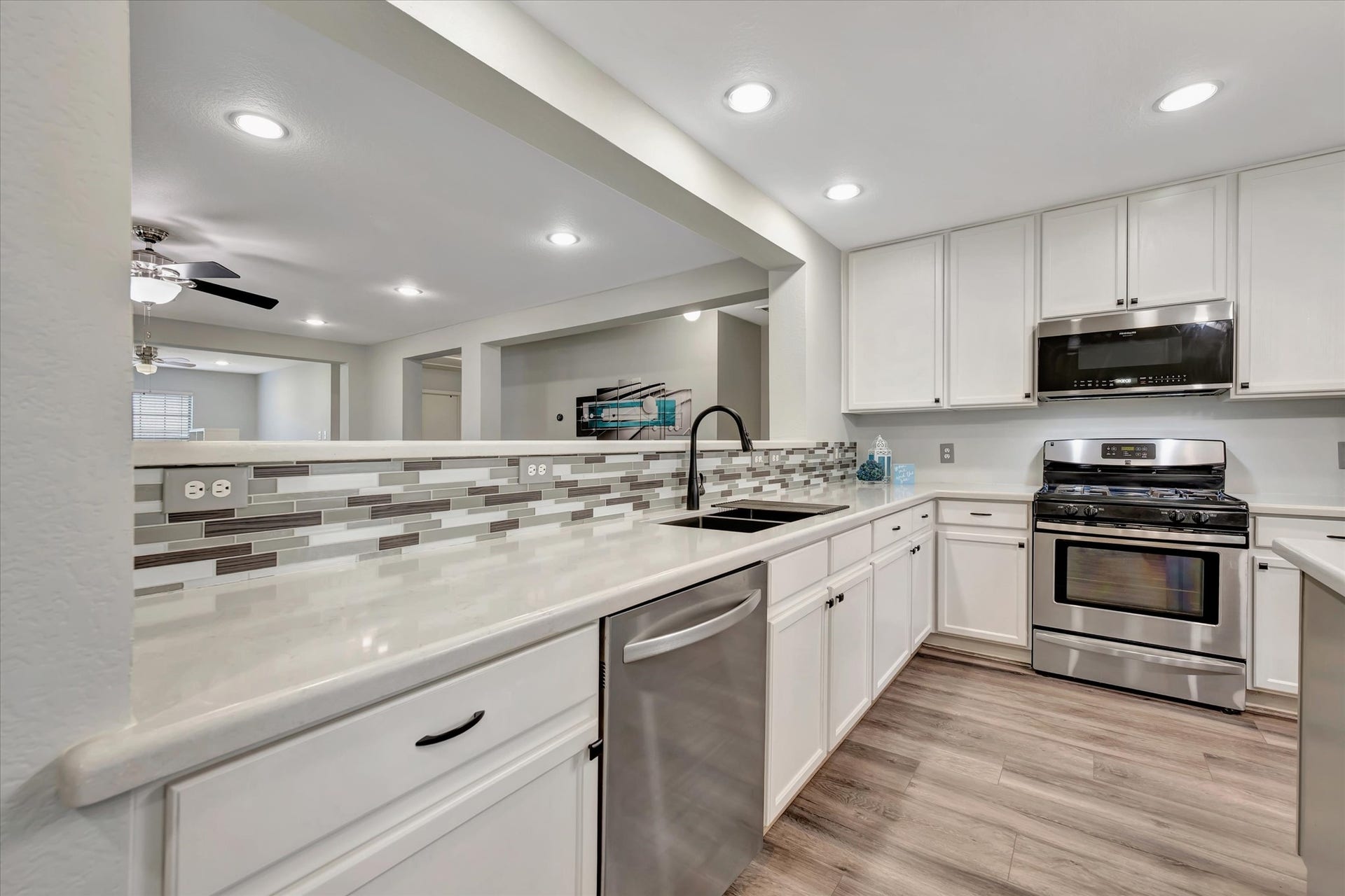 4802 Quiet Canyon Drive, Friendswood, TX 77546 Nothing says "move-in-ready" like a spotlessly clean kitchen!