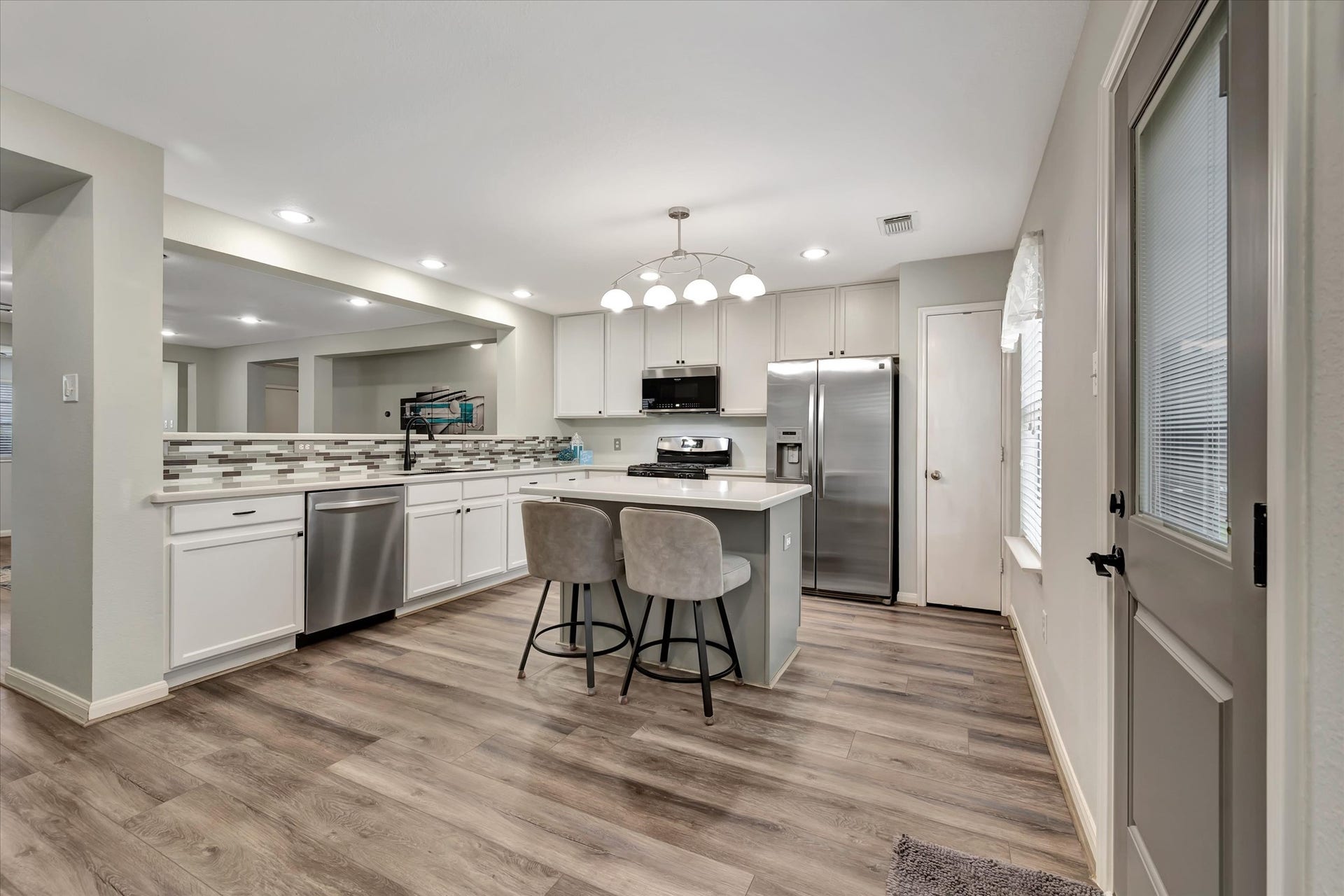 4802 Quiet Canyon Drive, Friendswood, TX 77546 The open floor plan creates a perfect place for guests to gather and mingle when entertaining.