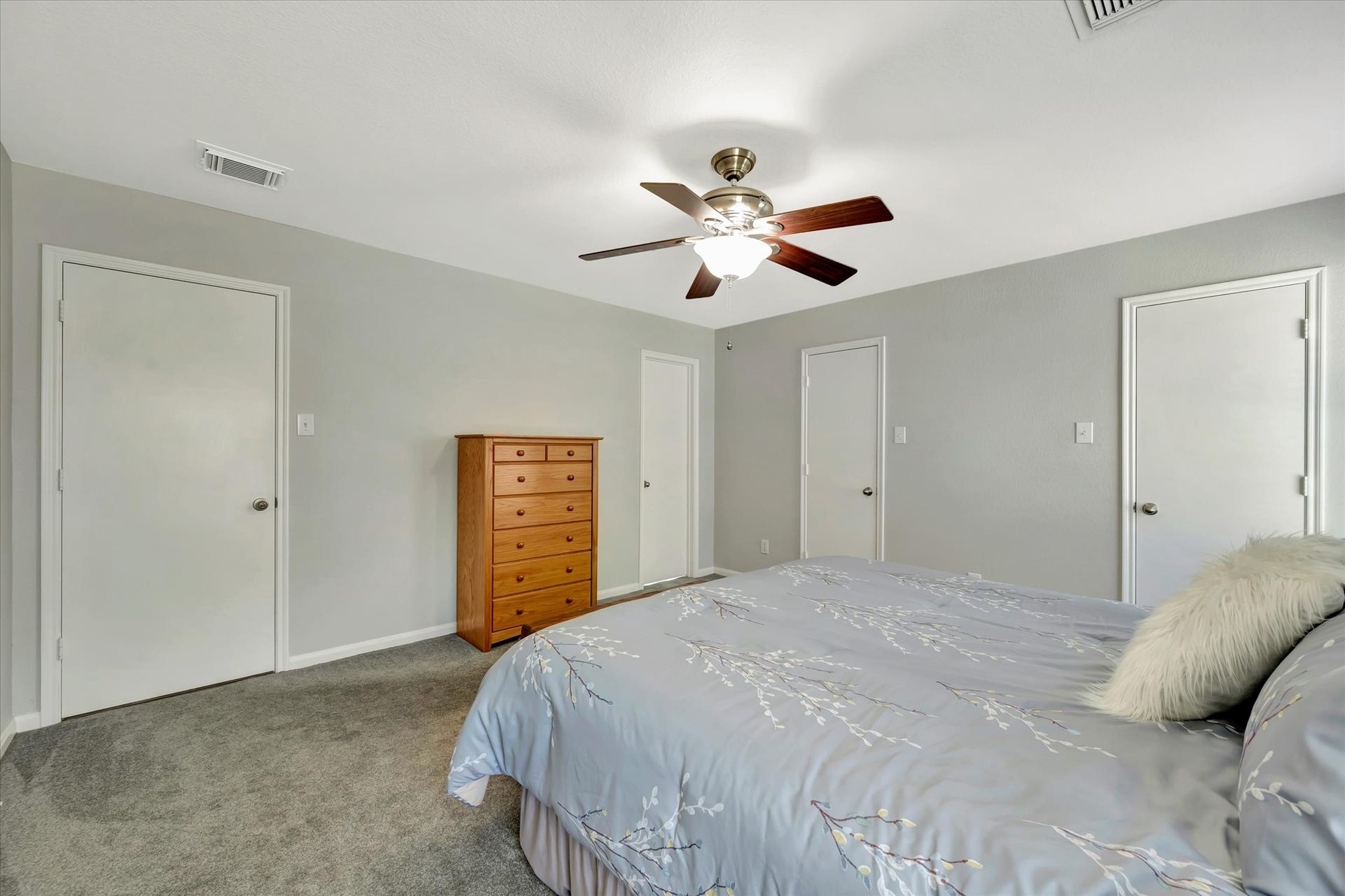 4802 Quiet Canyon Drive, Friendswood, TX 77546 Door in center leads to the ensuite bathroom.