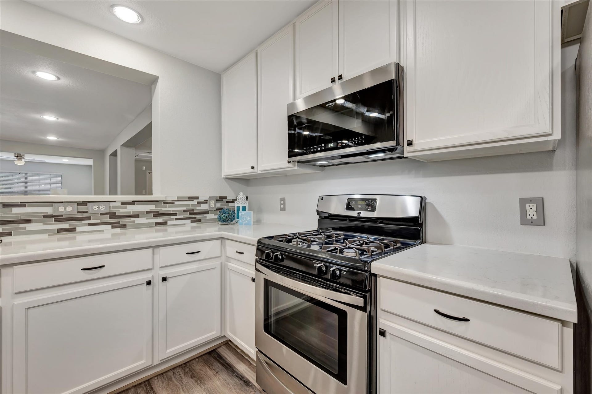 4802 Quiet Canyon Drive, Friendswood, TX 77546 Gas cooking and lots of cabinet and counter space.