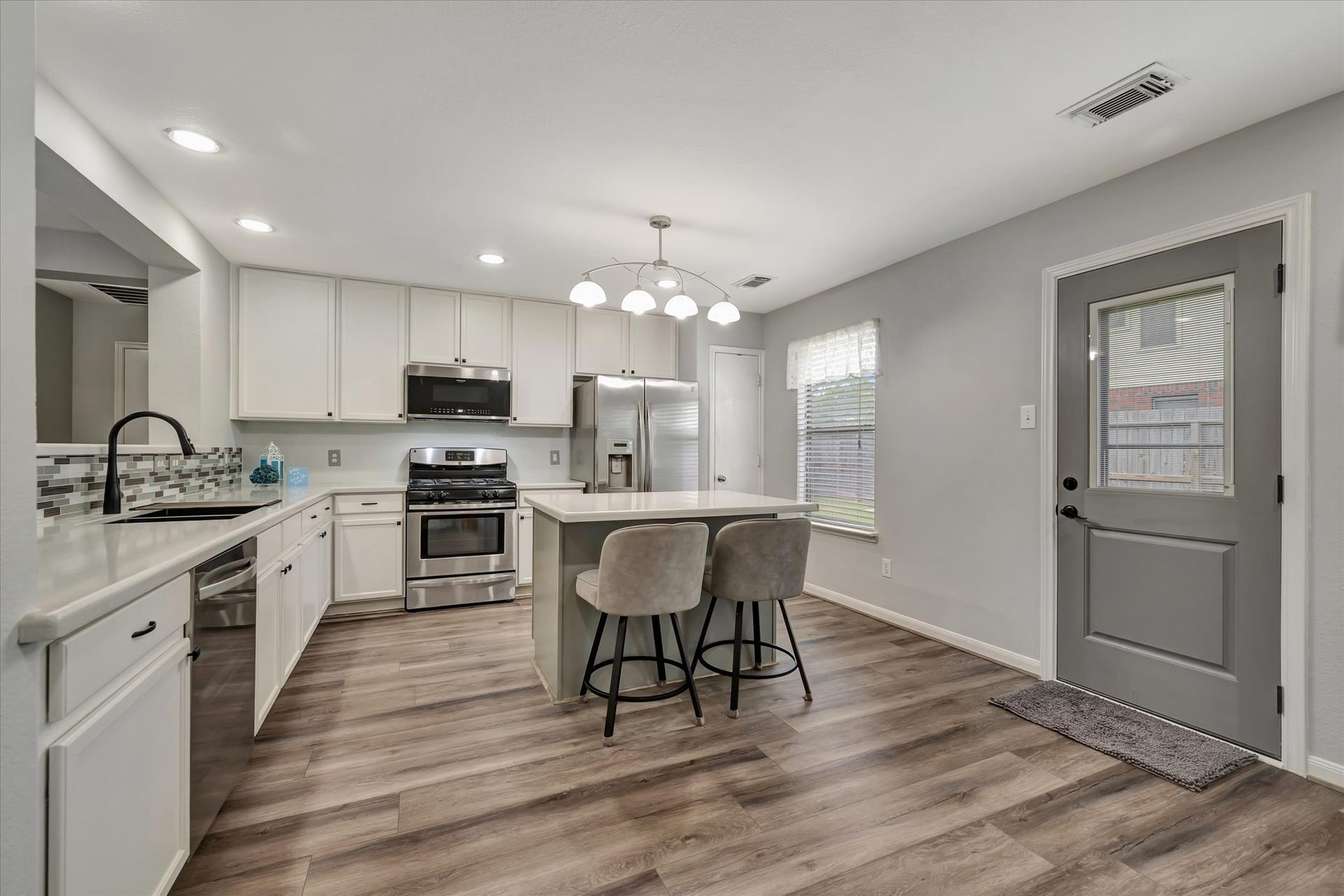 4802 Quiet Canyon Drive, Friendswood, TX 77546 Easy maintenance quartz counters and LVP floors make cleanup easy.