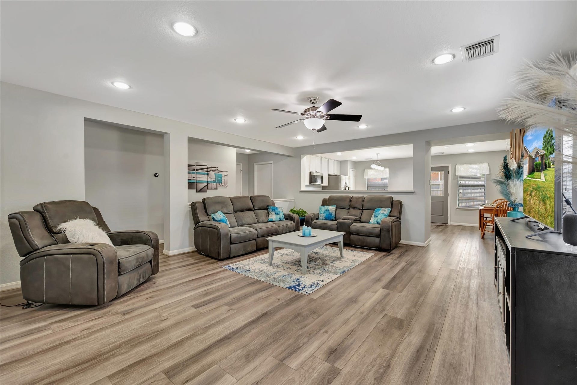 4802 Quiet Canyon Drive, Friendswood, TX 77546 Straight ahead is the spacious and open living area. LVP flooring and recessed lighting create a clean, modern ambiance.