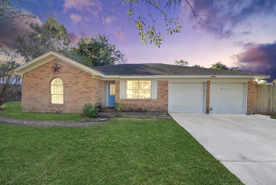 Property photo for 4311 Pine Shadows Street, Dickinson, TX