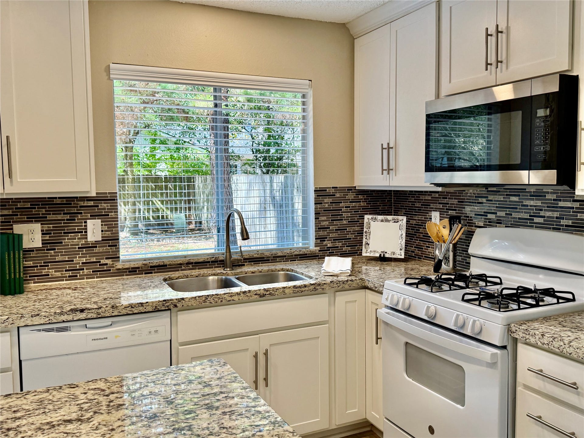 6 Leverwood Court, The Woodlands, TX 77381 Open kitchen and breakfast area offer an inviting space for everyday dining and entertaining.