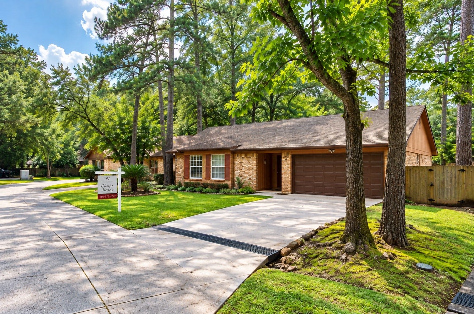 6 Leverwood Court, The Woodlands, TX 77381 Enjoy the privacy and limited through-traffic of this quiet cul-de-sac setting.