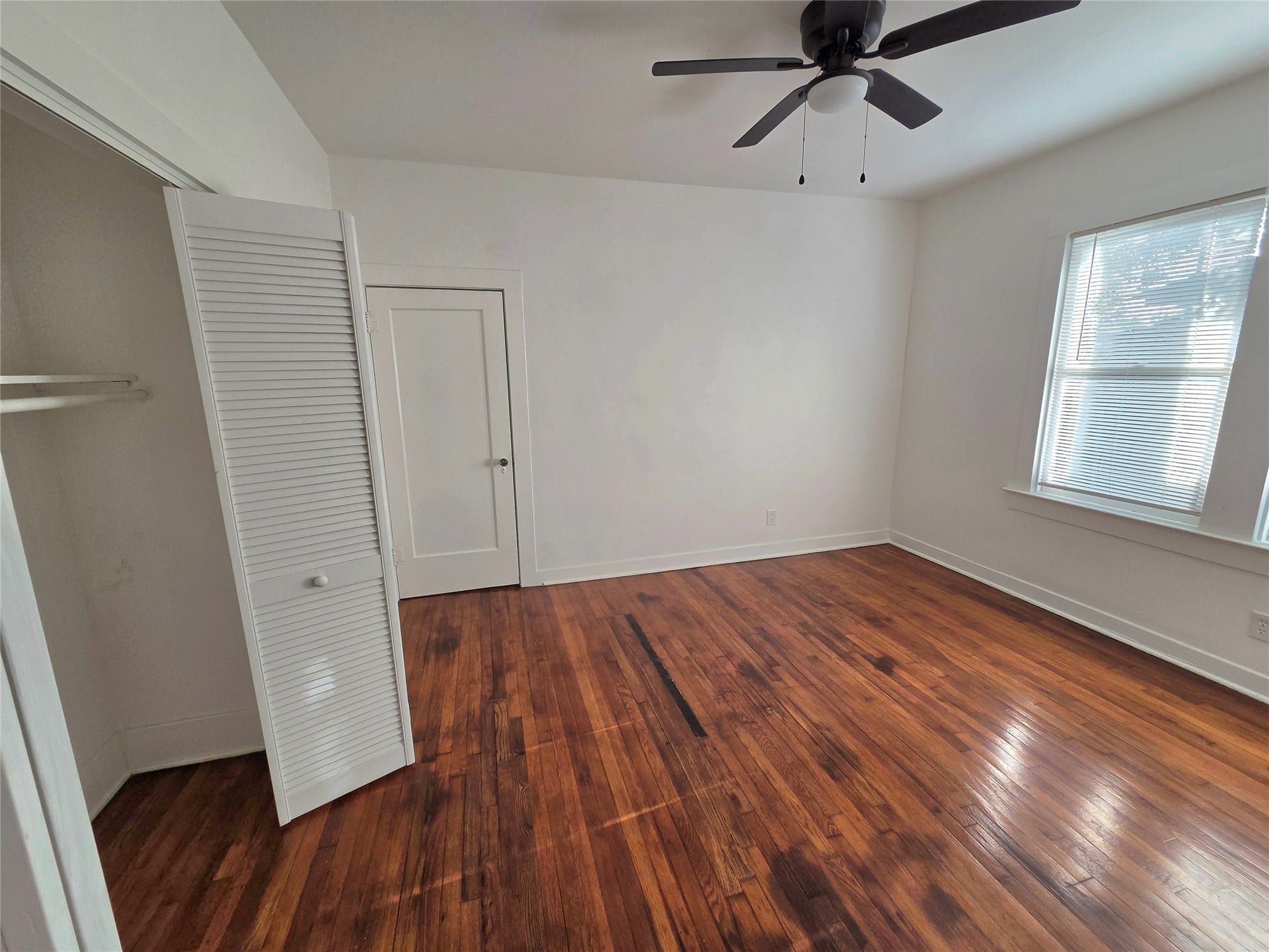 1449 Munger Street, Houston, TX 77023 middle bedroom