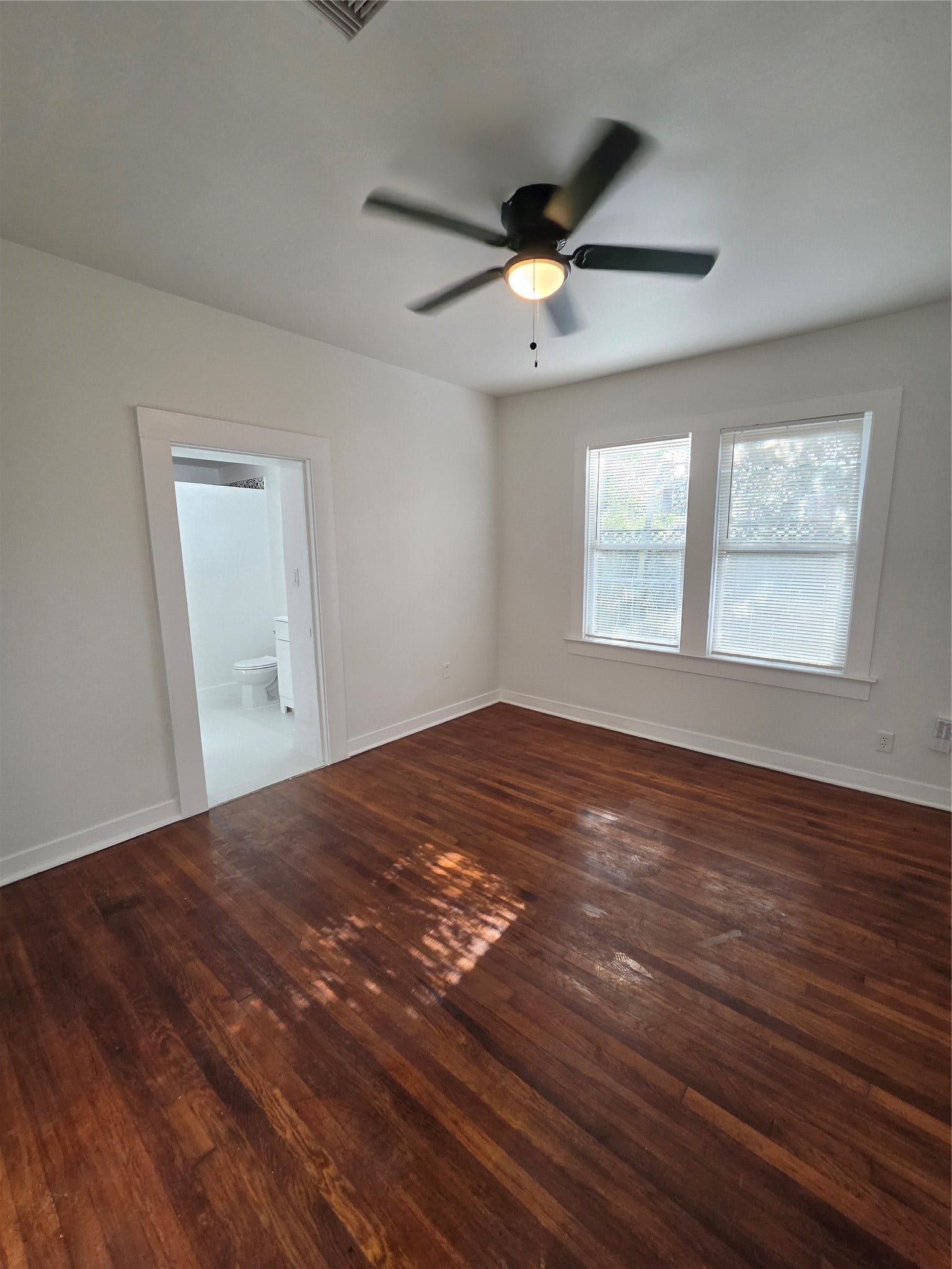1449 Munger Street, Houston, TX 77023 Primary bedroom suite w/ bathroom attached