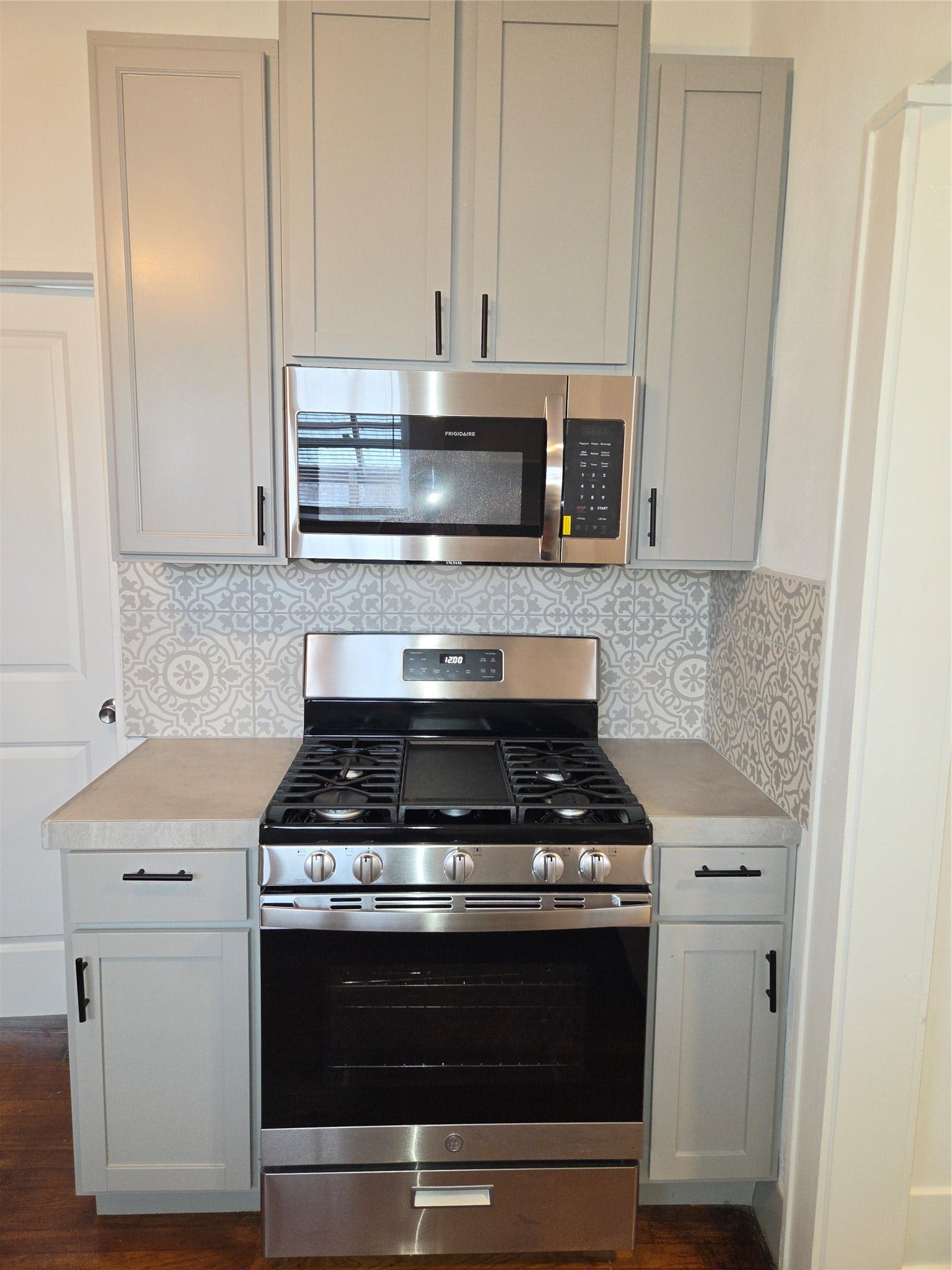 1449 Munger Street, Houston, TX 77023 brand new gas range