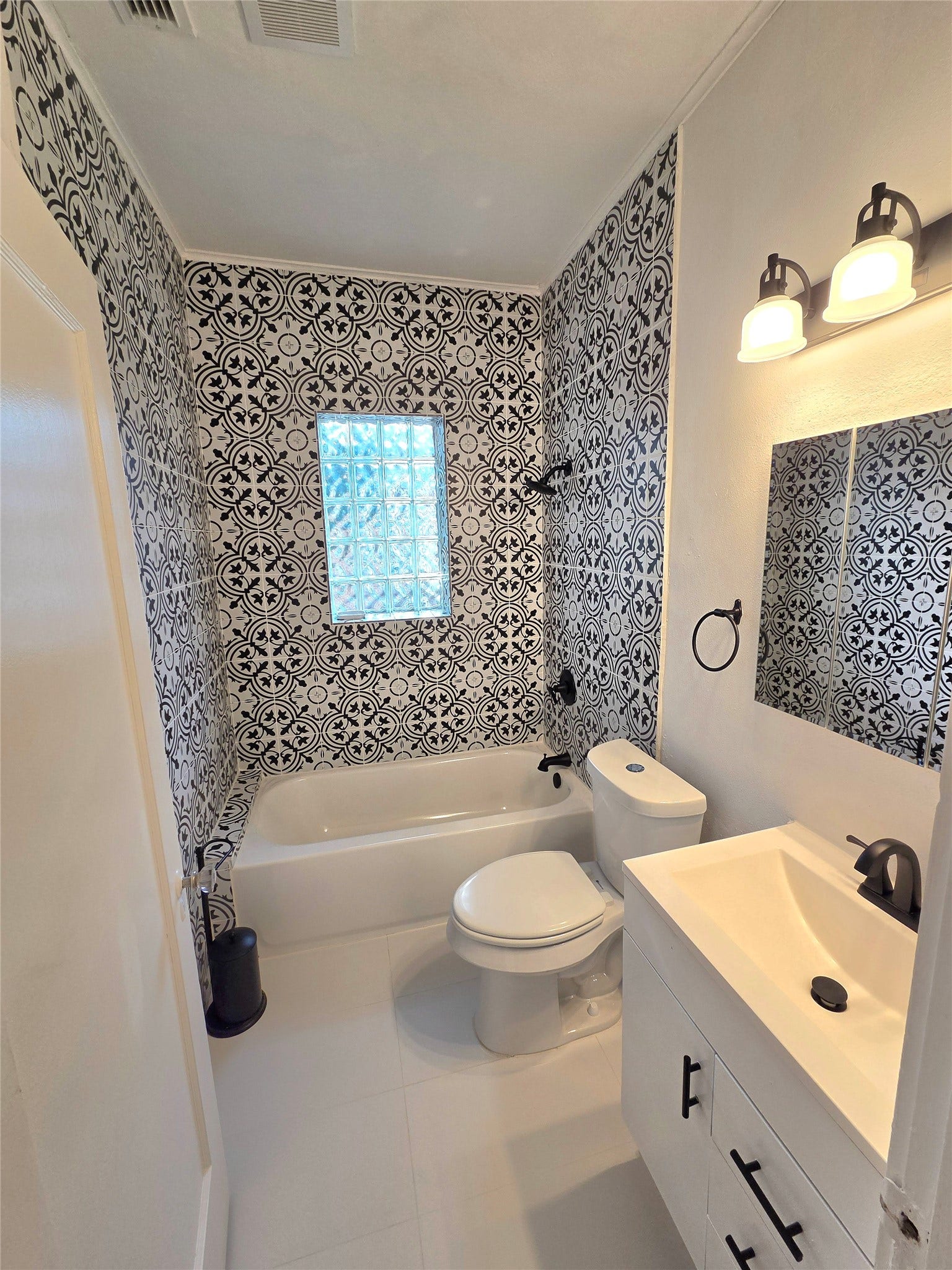 1449 Munger Street, Houston, TX 77023 Guest bath
