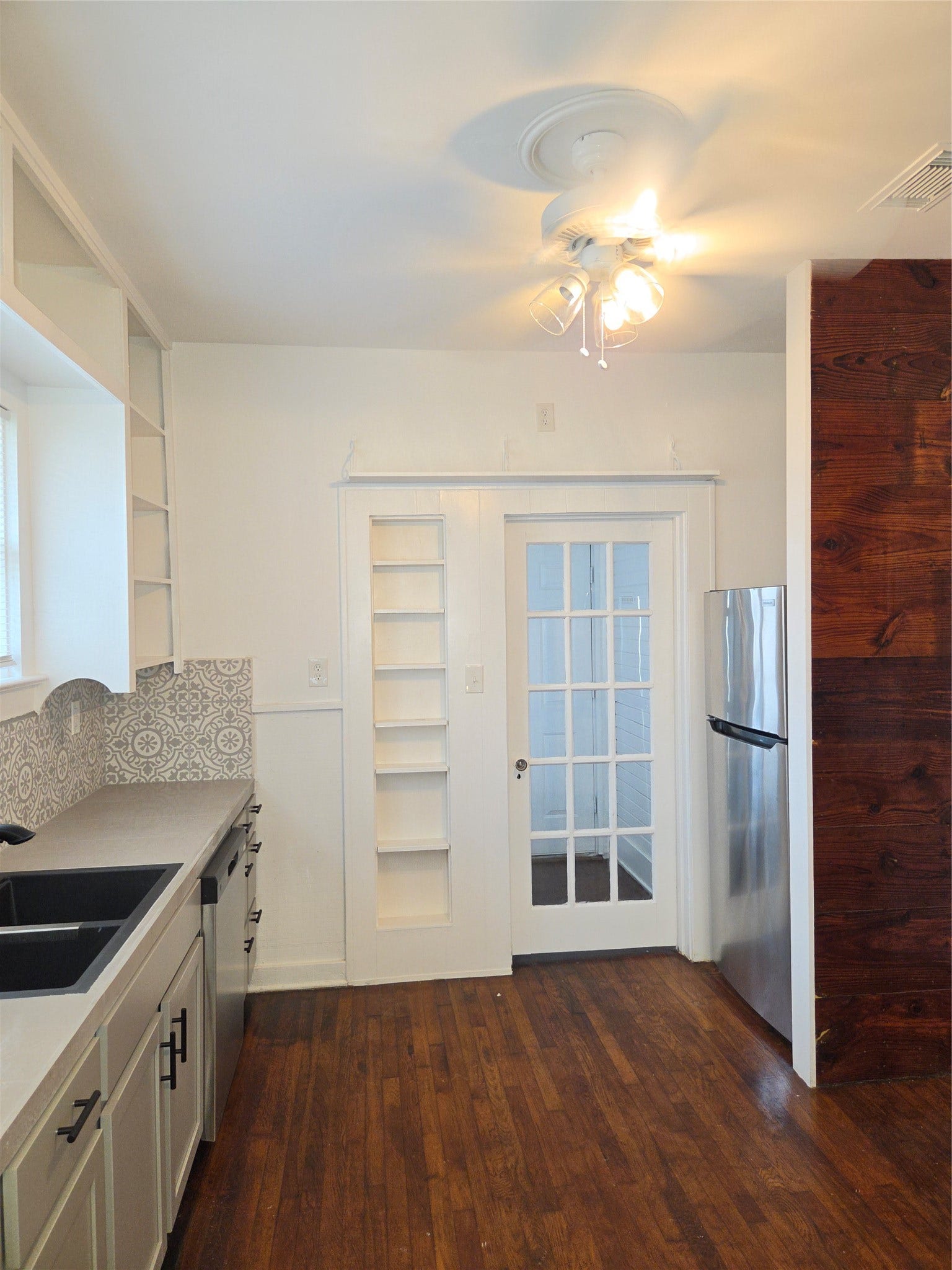 1449 Munger Street, Houston, TX 77023 glass door leads to laundry