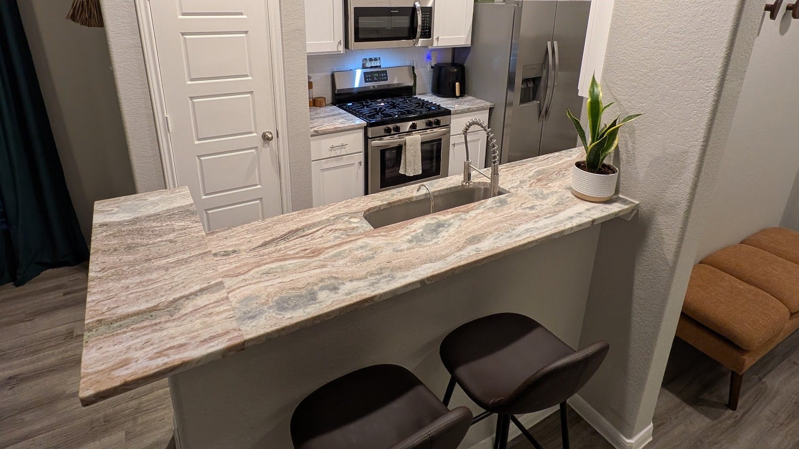 515 Emerald Thicket Lane, Houston, TX 77336 You will love this extended Breakfast Bar with gorgeous granite kitchen countertops, and lots of room for seating. The space is bright with recessed lighting creating a welcoming atmosphere.
