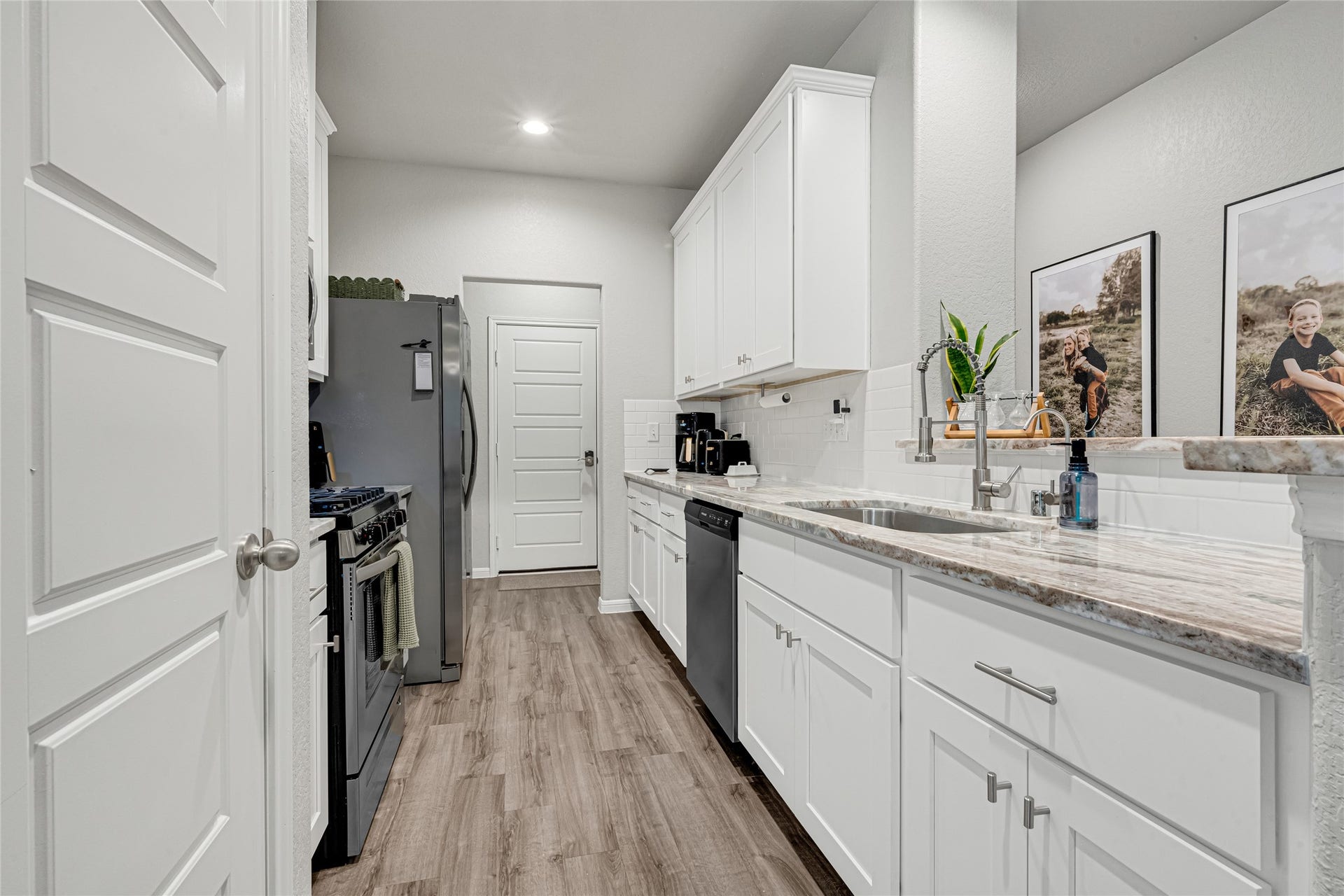 515 Emerald Thicket Lane, Houston, TX 77336 This Light and Bright Modern Spacious Kitchen offers an upgraded 9" deep single bow stainless steel under-mount sink, Moen 1/3rd horsepower garbage disposal, and Moen High Quality Designer Fixtures.