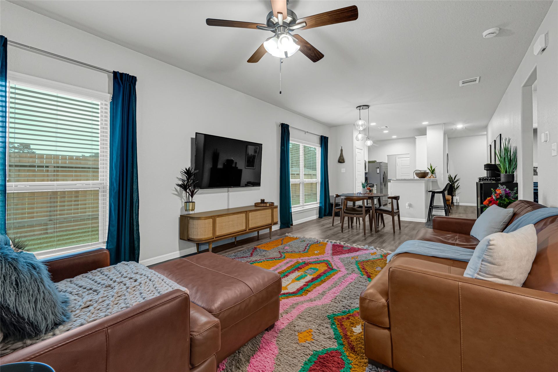 515 Emerald Thicket Lane, Houston, TX 77336 This inviting living space is all bathed in natural light from large windows, seamlessly connecting to the dining area and modern kitchen. This is a great open floor plan and the attention to detail is unsurpassed.