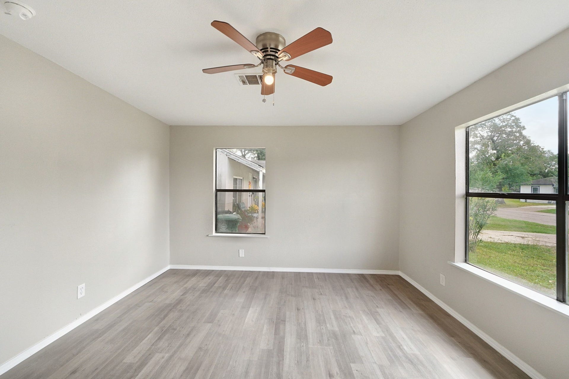 5851 Southtown Street, Houston, TX 77033 5851 Southtown Street, Houston, TX 77033