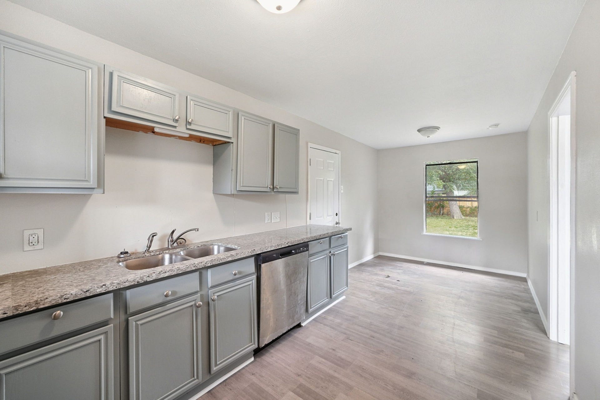 5851 Southtown Street, Houston, TX 77033 5851 Southtown Street, Houston, TX 77033