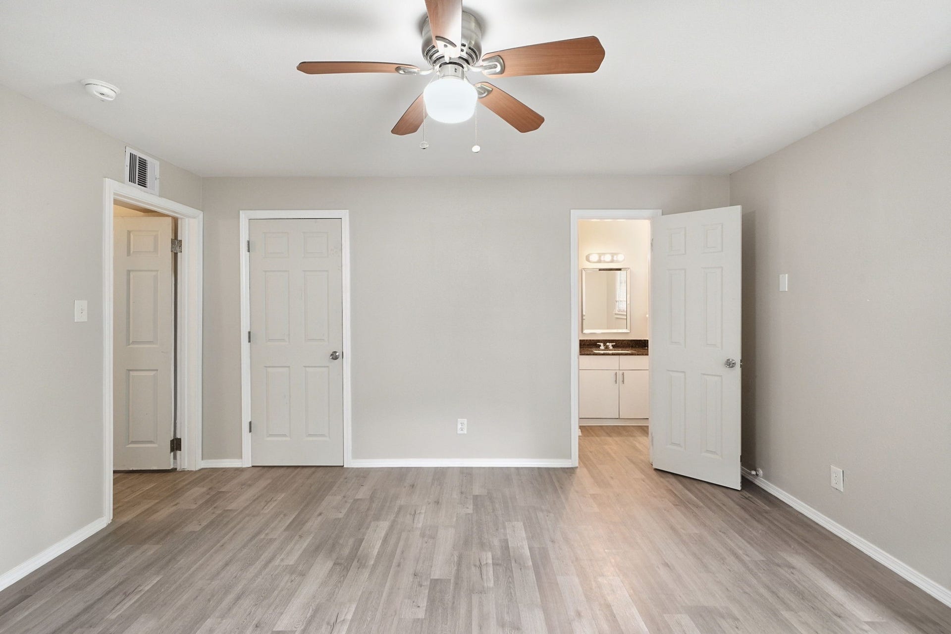 5851 Southtown Street, Houston, TX 77033 5851 Southtown Street, Houston, TX 77033