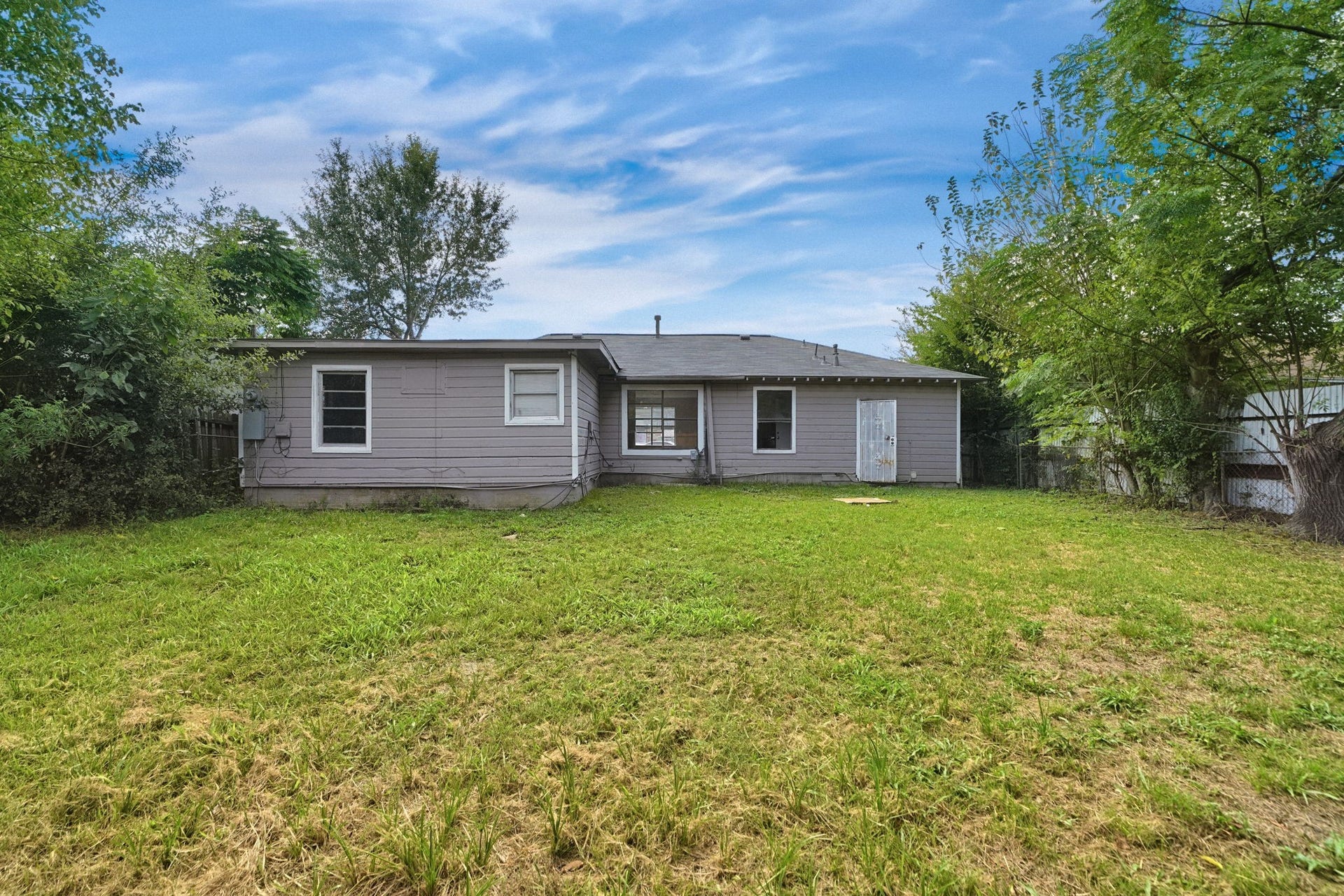 5851 Southtown Street, Houston, TX 77033 5851 Southtown Street, Houston, TX 77033