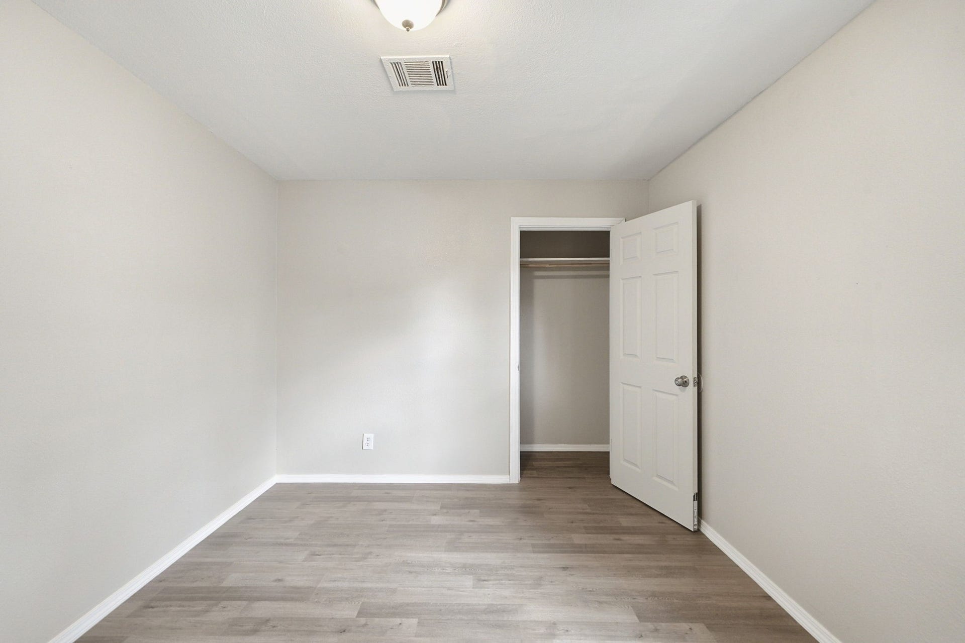 5851 Southtown Street, Houston, TX 77033 5851 Southtown Street, Houston, TX 77033