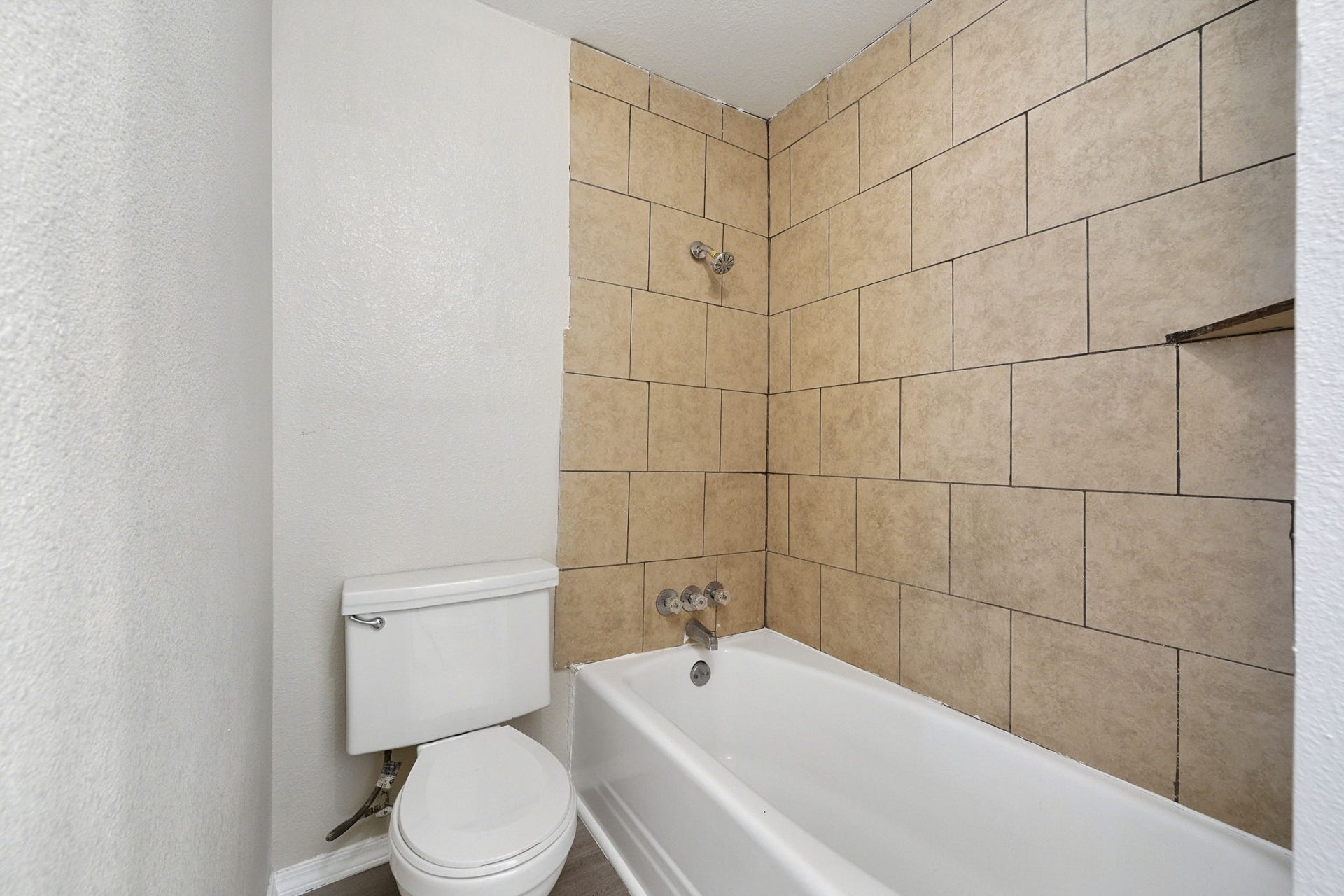 5851 Southtown Street, Houston, TX 77033 5851 Southtown Street, Houston, TX 77033