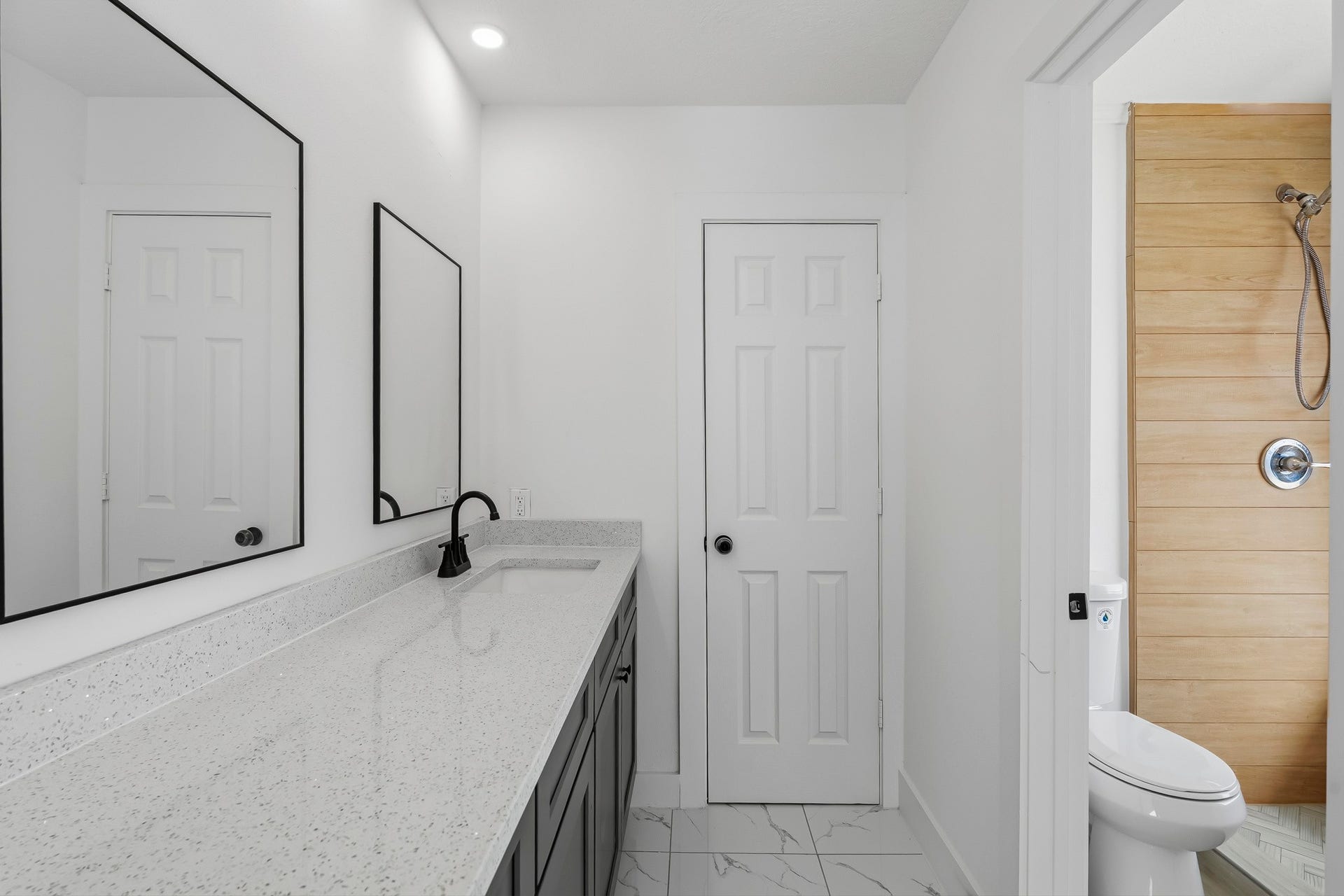 5906 Flower Gate Drive, Spring, TX 77373 Primary bedroom restroom