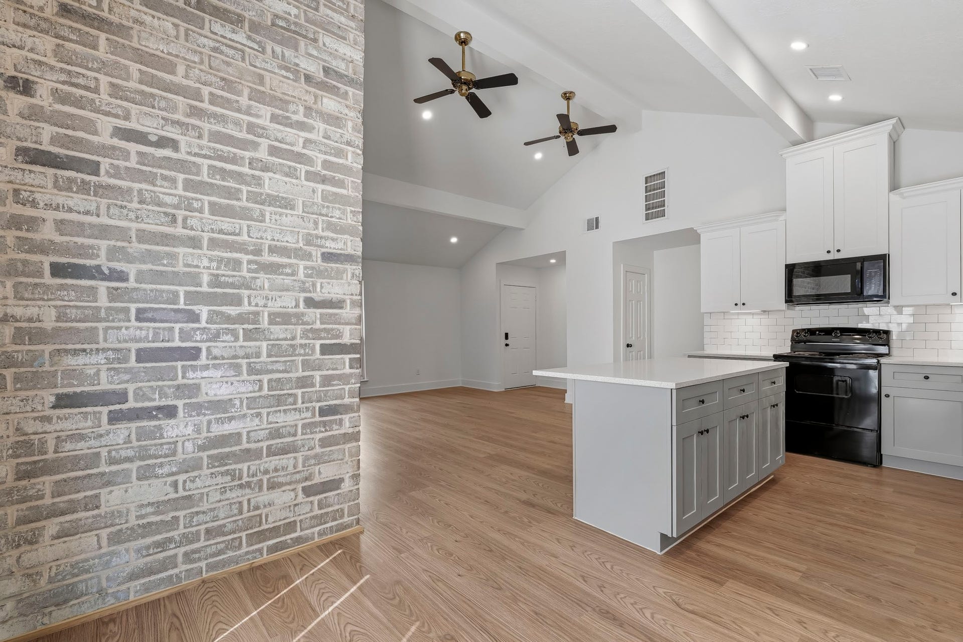 5906 Flower Gate Drive, Spring, TX 77373 Oversized island