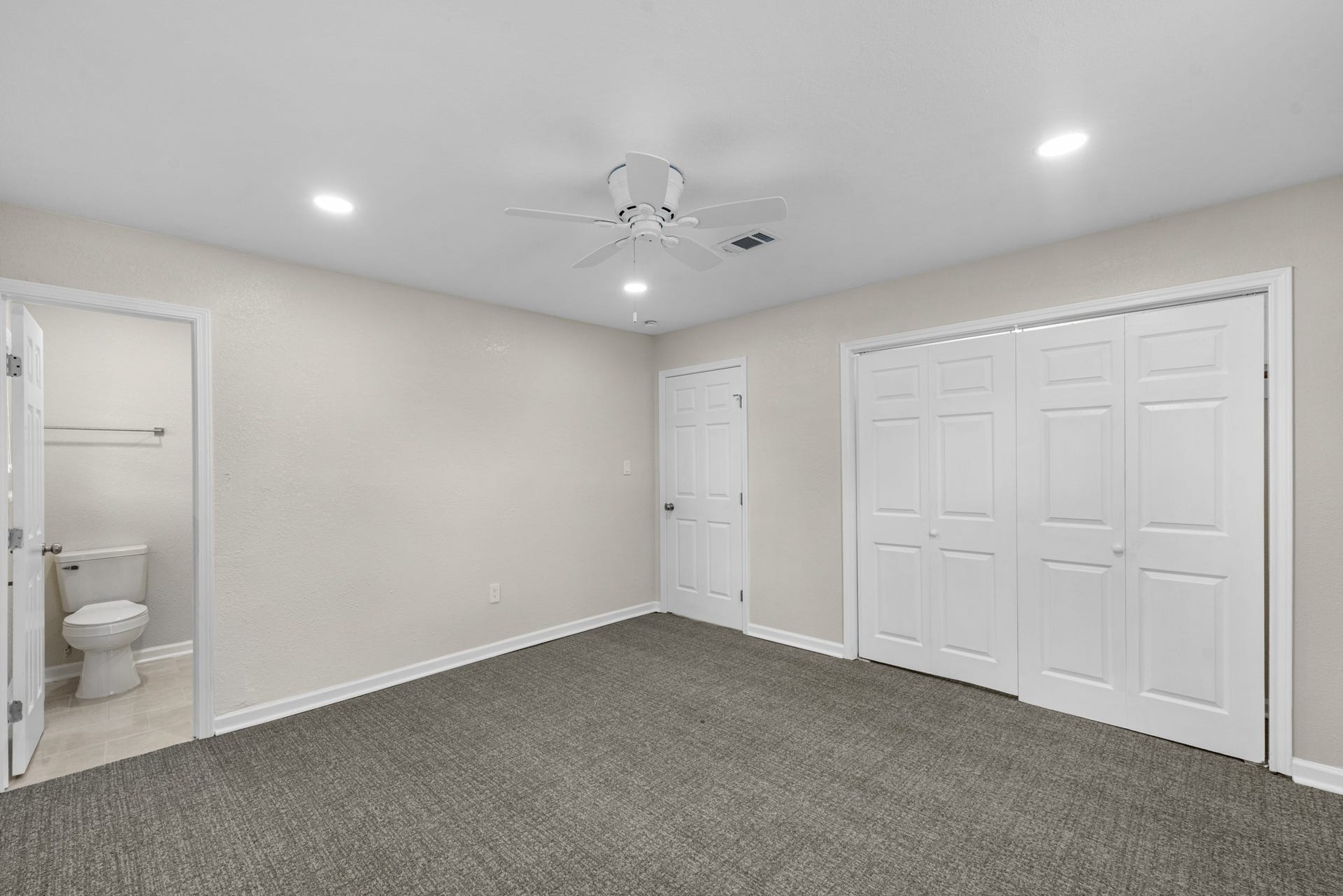 17435 Wells Drive, #CR115, Pearland, TX 77584 Continue to the primary bedroom, featuring an ensuite bath and a double-door closet.