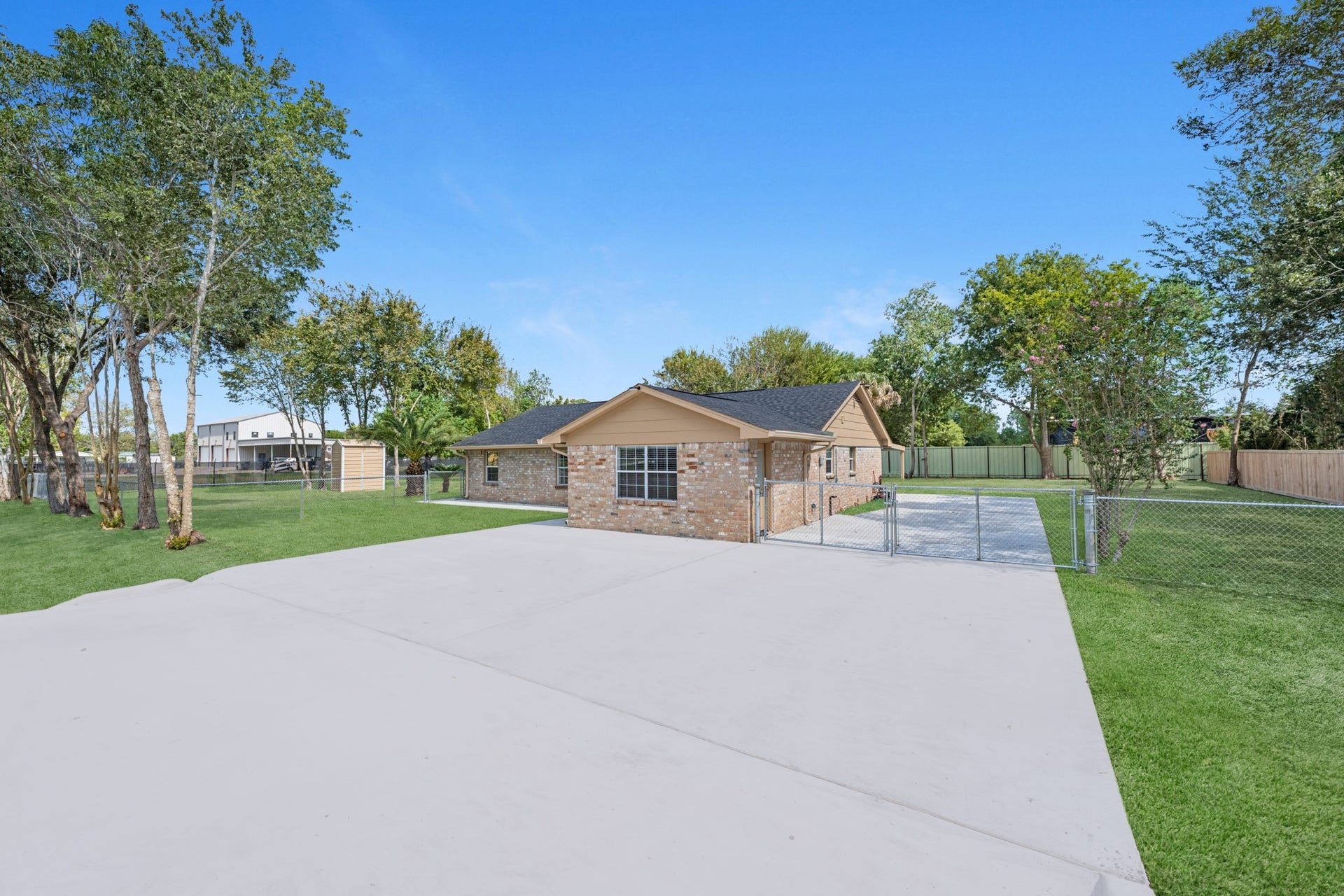 17435 Wells Drive, #CR115, Pearland, TX 77584 The fully fenced property features a gated driveway.