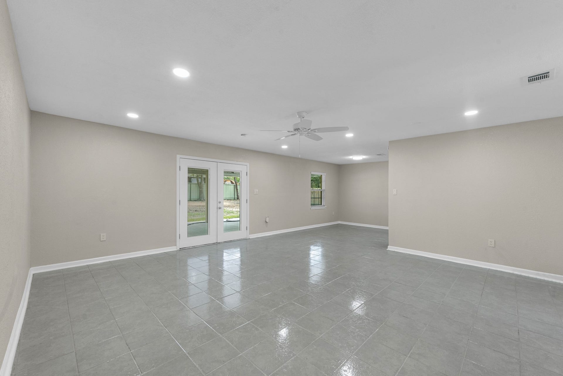 17435 Wells Drive, #CR115, Pearland, TX 77584 The living room continues with generous space and natural light from the back of the home.