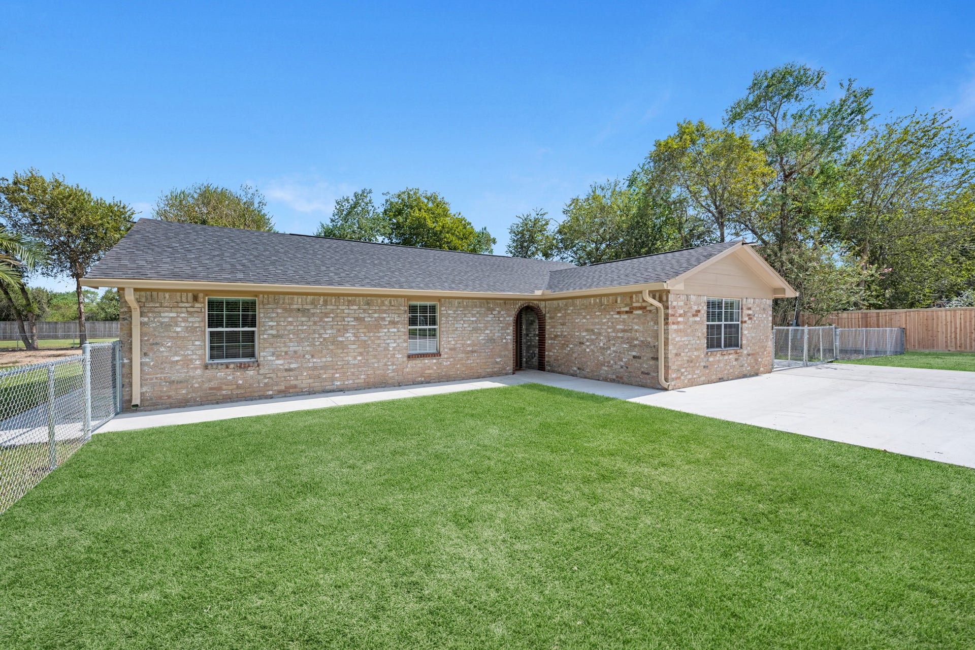17435 Wells Drive, #CR115, Pearland, TX 77584 The long driveway provides ample parking as you approach the home.