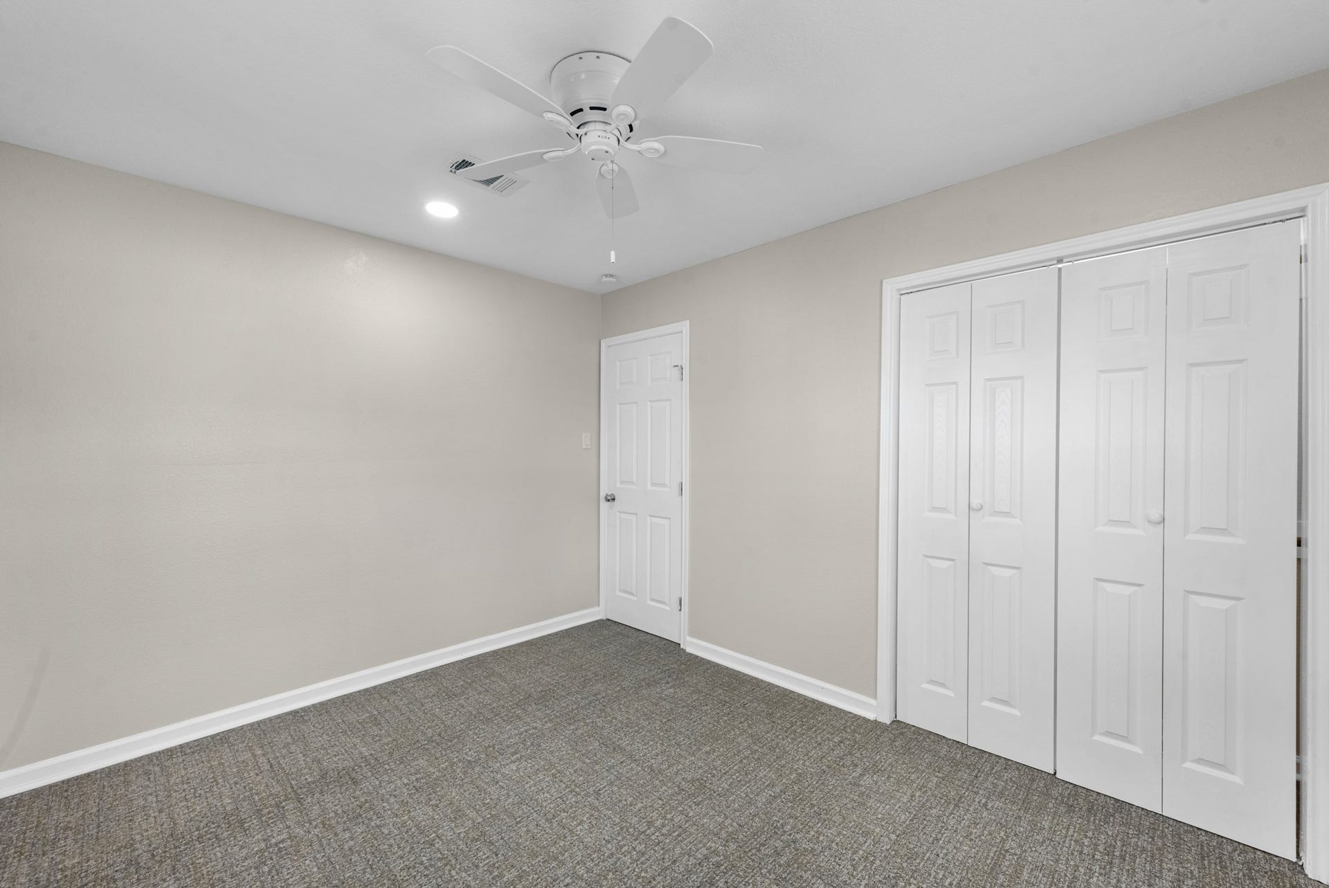17435 Wells Drive, #CR115, Pearland, TX 77584 A double-door closet provides storage in this bedroom.