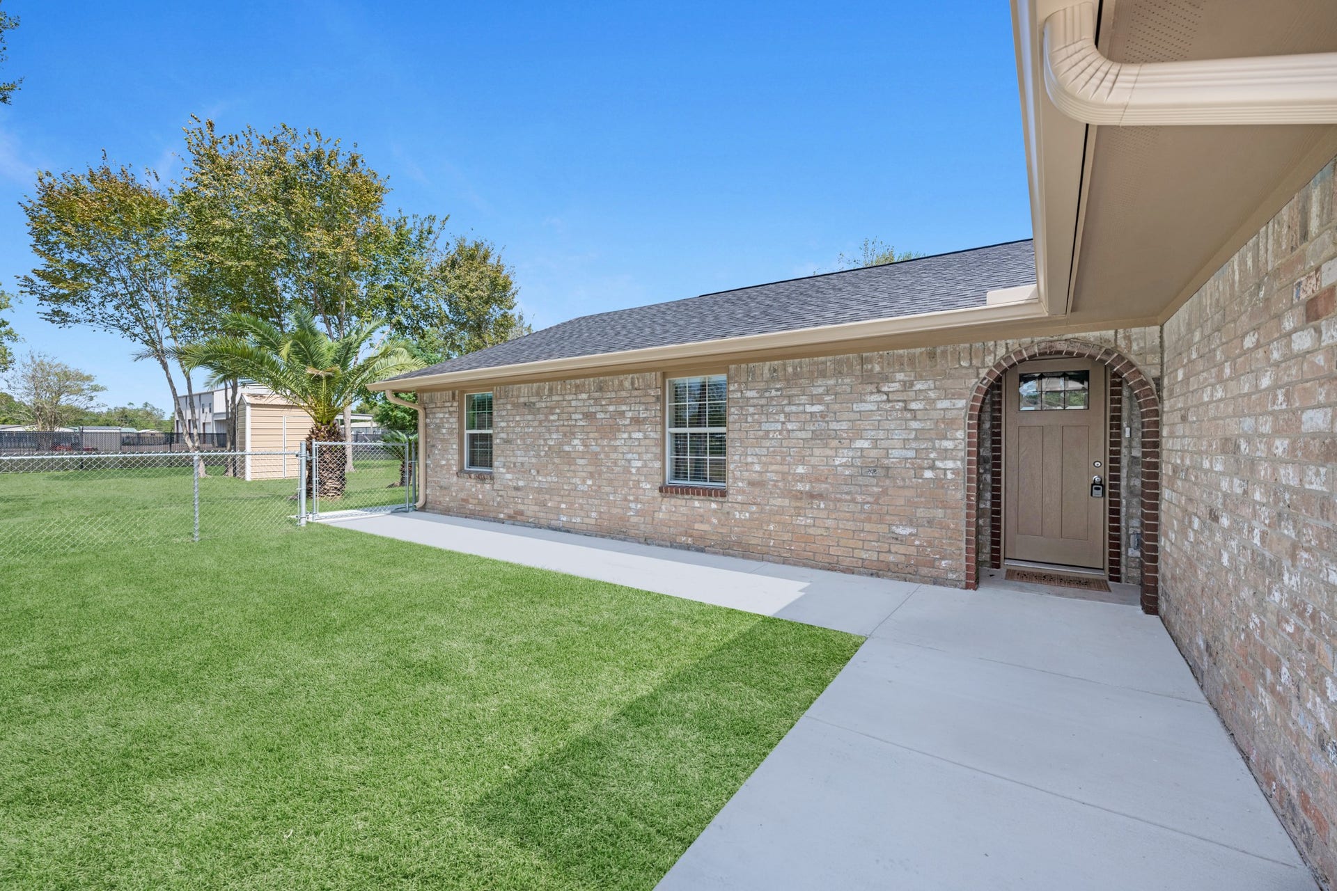 17435 Wells Drive, #CR115, Pearland, TX 77584 Step up to the front entry, framed by an arched brick doorway.