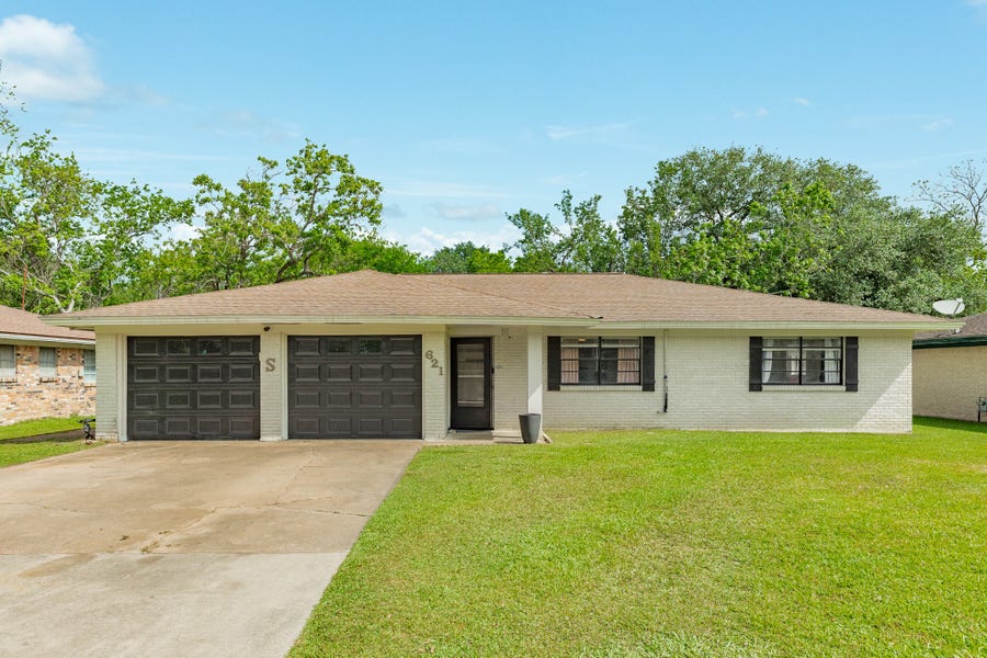 Property photo for 621 Southside Drive, Angleton, TX