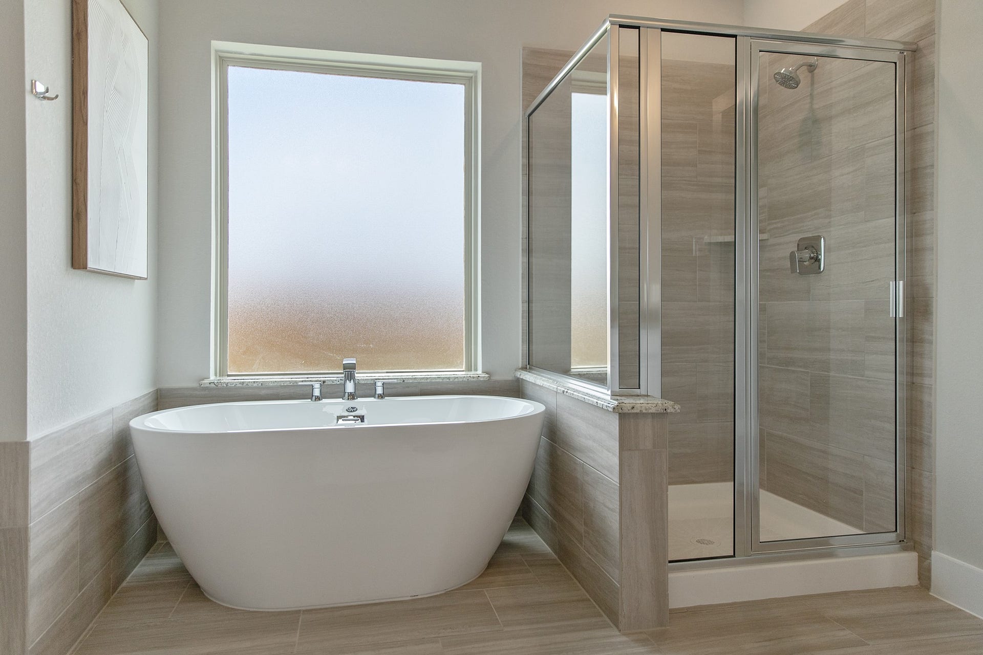 22122 Cortona Creek Lane, Hockley, TX 77447 Indulge in a spa-like retreat within the confines of this primary bathroom. Delight in a spacious walk-in shower enveloped in stylish tile surround, unwind in a separate garden tub adorned with custom detailing.